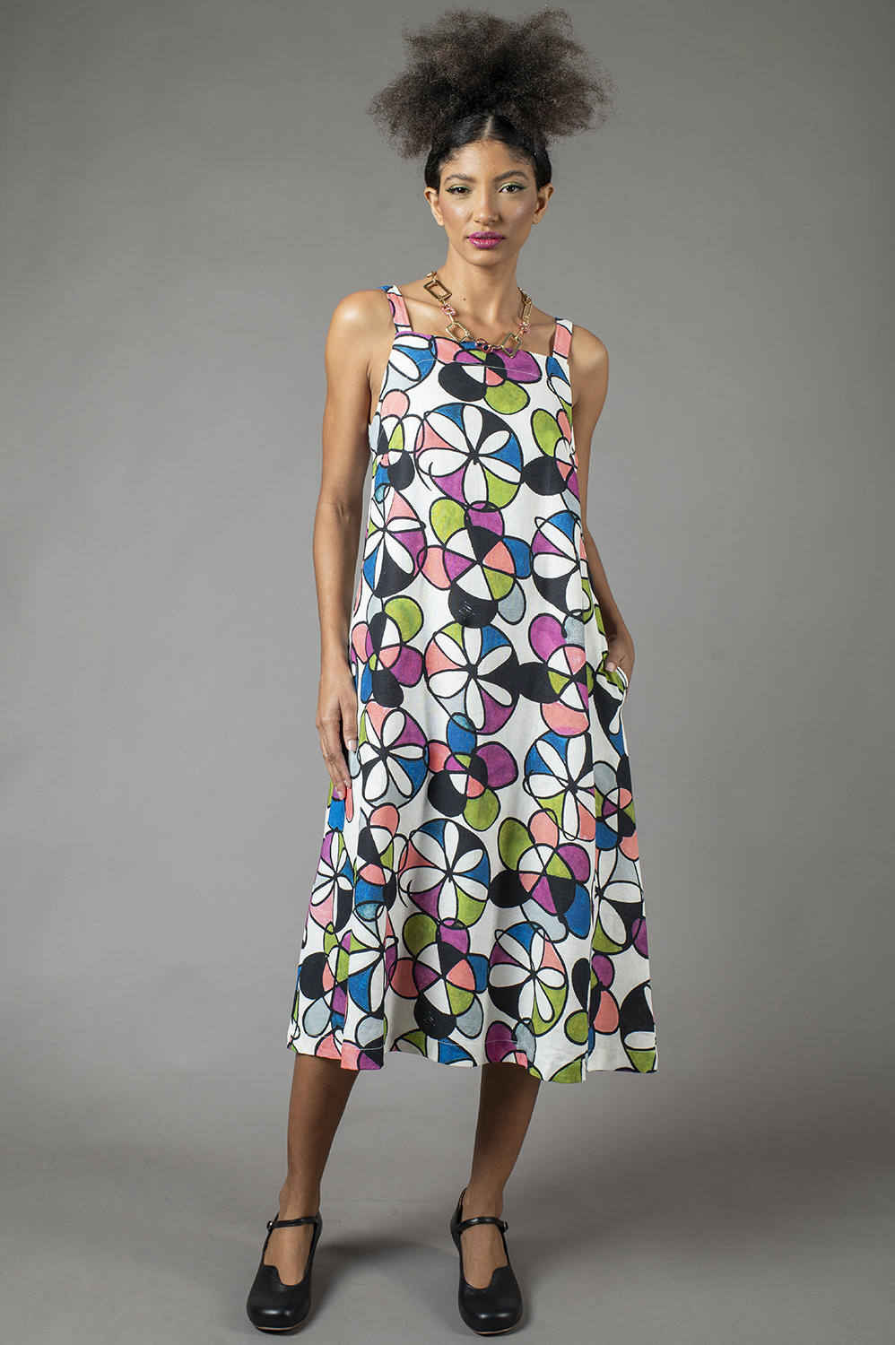 VESTIDO MIDI DE ALÇA, DECOTE RETO, LEVEMENTE LINHA A, COM BOLSOS - Imagem 2