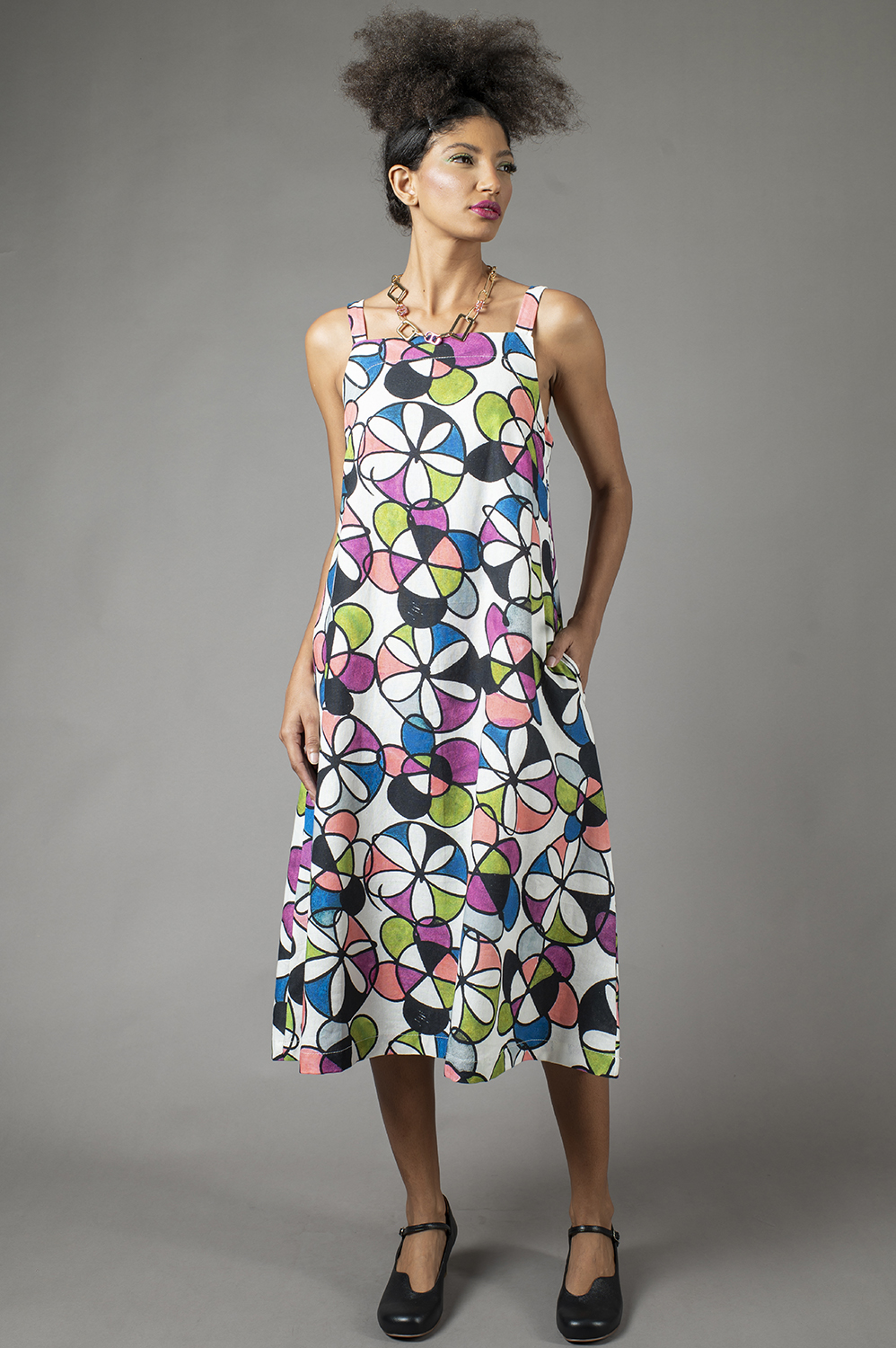 VESTIDO MIDI DE ALÇA, DECOTE RETO, LEVEMENTE LINHA A, COM BOLSOS - Imagem 4