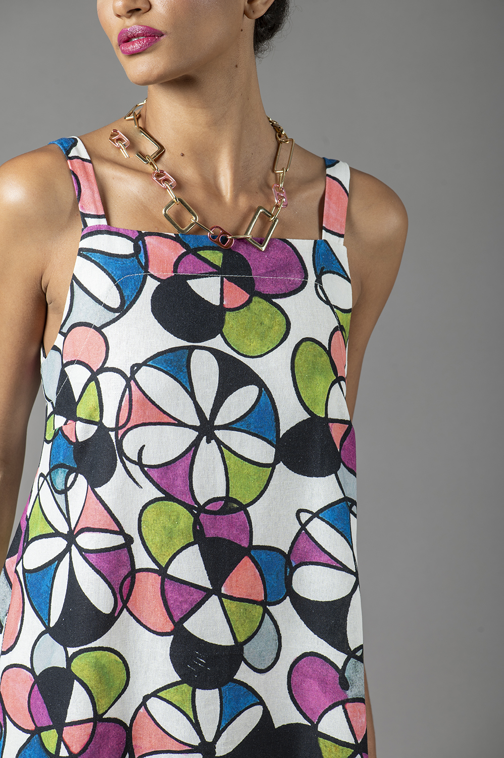 VESTIDO MIDI DE ALÇA, DECOTE RETO, LEVEMENTE LINHA A, COM BOLSOS - Imagem 3