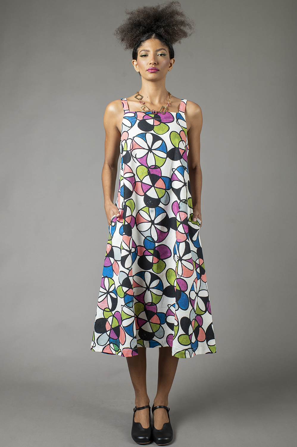 VESTIDO MIDI DE ALÇA, DECOTE RETO, LEVEMENTE LINHA A, COM BOLSOS - Imagem 5