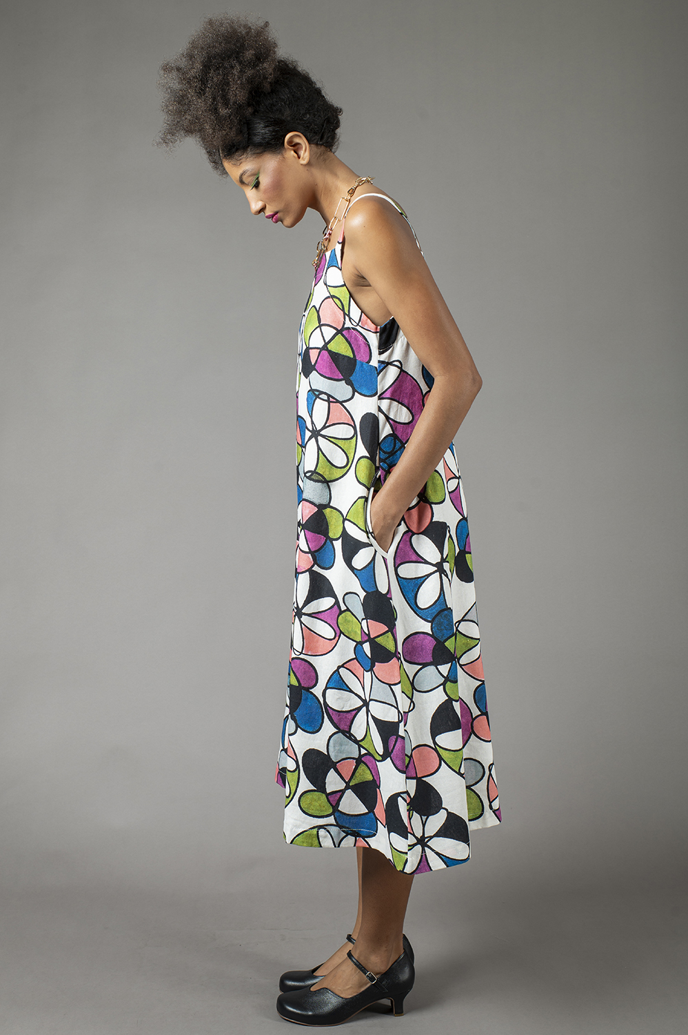 VESTIDO MIDI DE ALÇA, DECOTE RETO, LEVEMENTE LINHA A, COM BOLSOS - Imagem 6