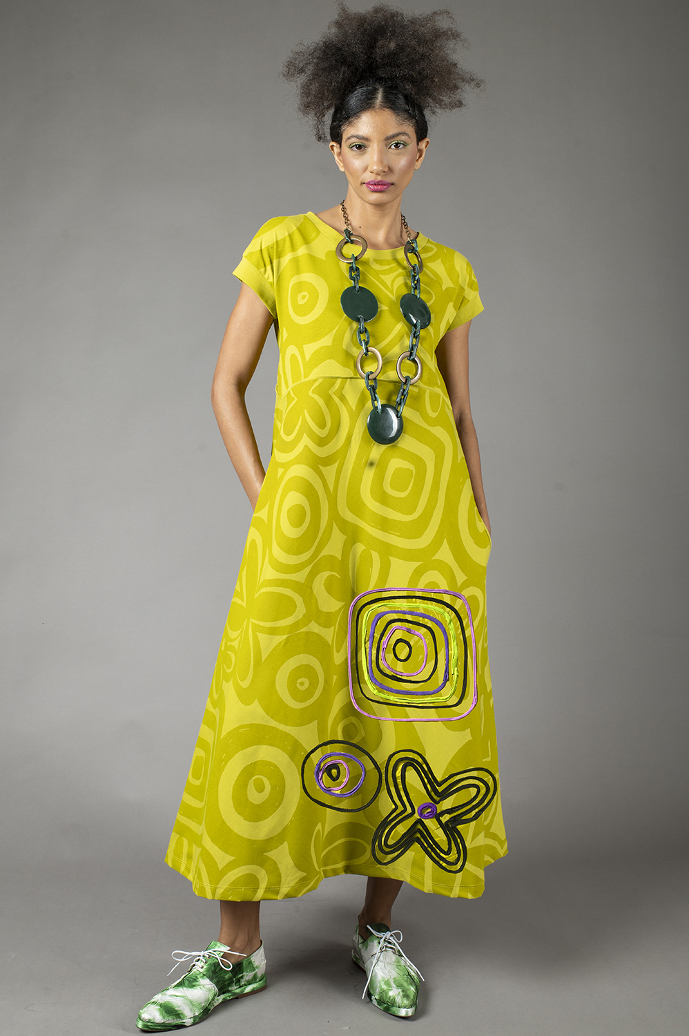 VESTIDO MIDI LINHA A, COM MANGA JAPONESA, RECORTE NA CINTURA, BOLSOS E CUSTOMIZAÇÃO ARTESANAL DE FITAS DE VIES