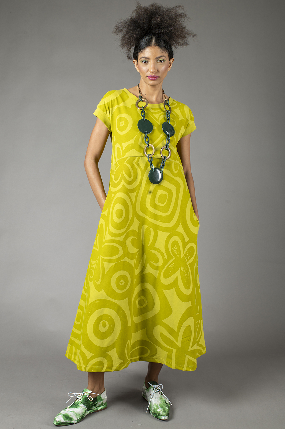 VESTIDO MIDI LINHA A, COM MANGA JAPONESA, RECORTE NA CINTURA, BOLSOS E CUSTOMIZAÇÃO ARTESANAL DE FITAS DE VIES
