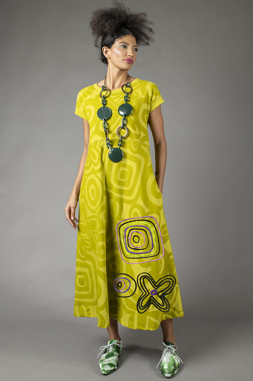 VESTIDO MIDI LINHA A, COM MANGA JAPONESA, RECORTE NA CINTURA, BOLSOS E CUSTOMIZAÇÃO ARTESANAL DE FITAS DE VIES