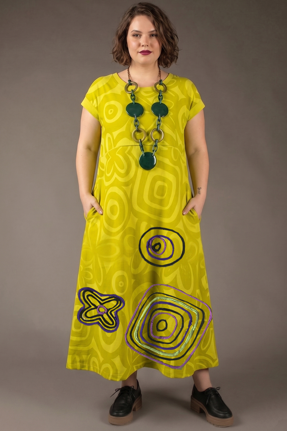 VESTIDO PLUS SIZE MIDI, LINHA A, COM MANGA JAPONESA, RECORTE NA CINTURA E BOLSOS