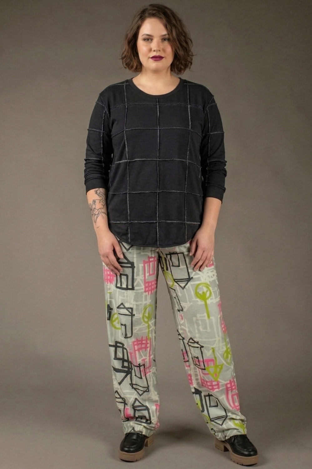 CALÇA PLUS SIZE TIPO LOUNGE COM PERNA SOLTA E RETA, CÓS COM PASSANTE E DETALHE DE BOLSINHO NA FRENTE