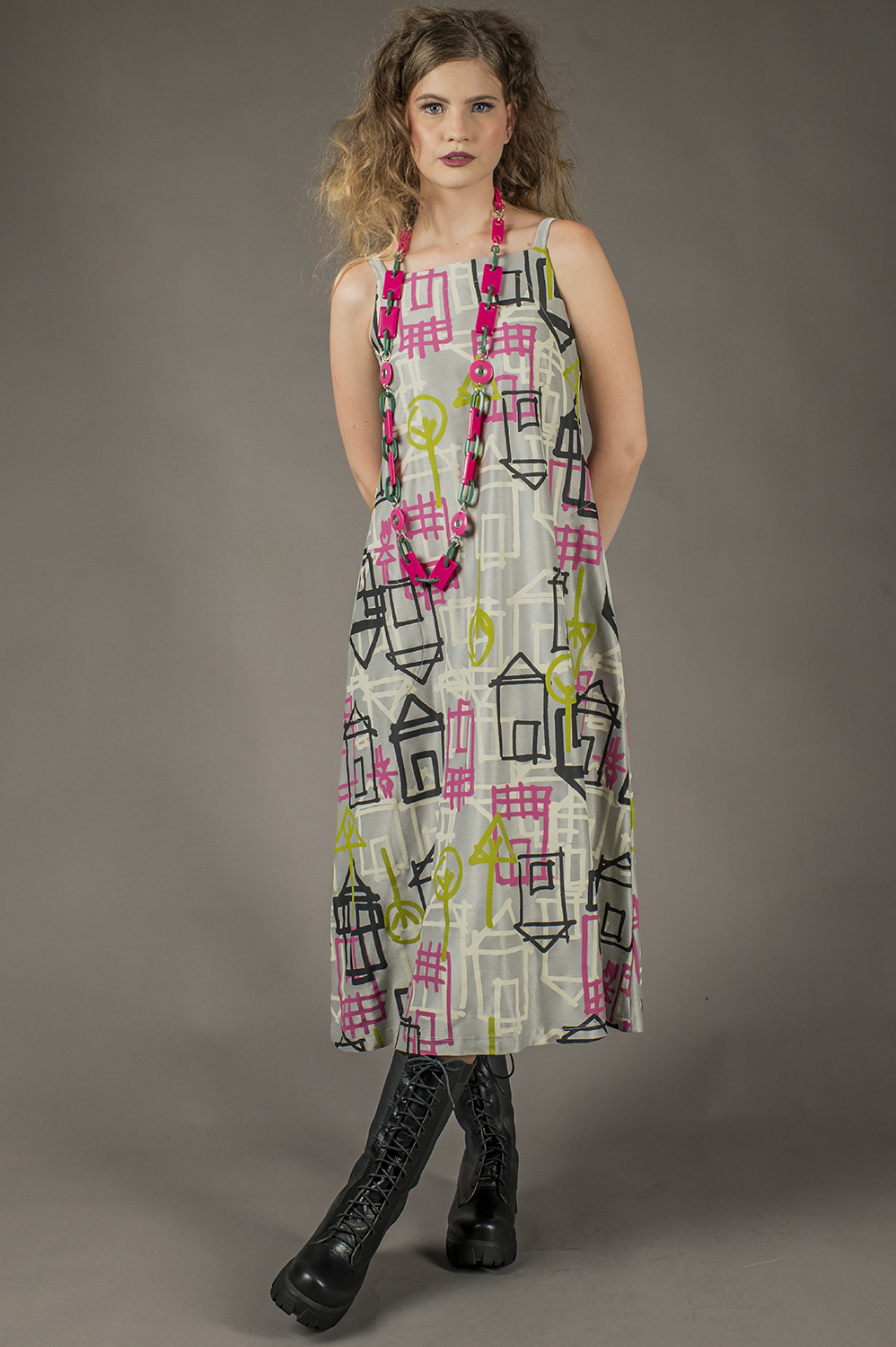 VESTIDO MIDI DE ALÇA, DECOTE RETO, LEVEMENTE LINHA A, COM BOLSOS