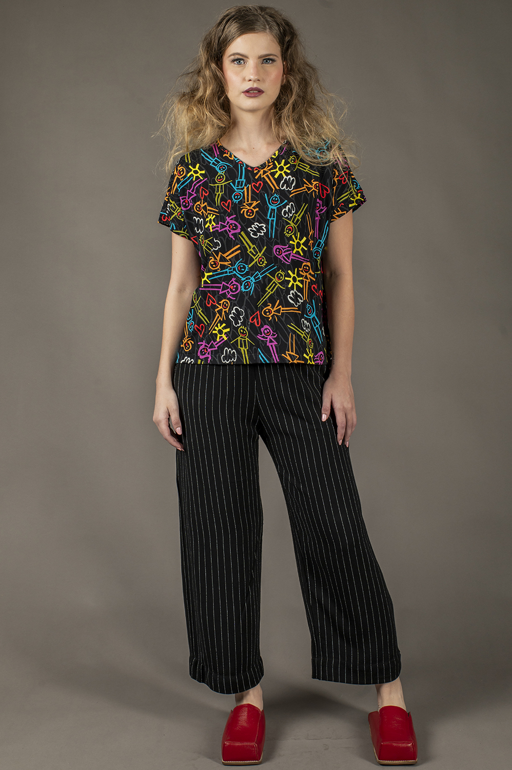 BLUSA SOLTINHA TIPO QUADRADA COM RECORTE NA BARRA