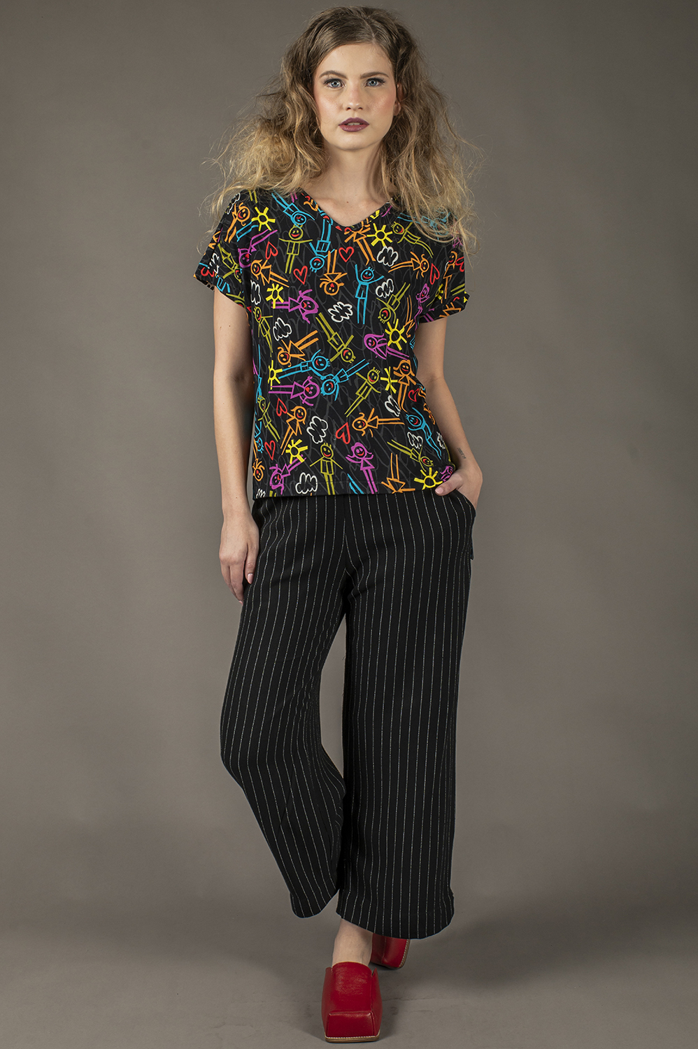 BLUSA SOLTINHA TIPO QUADRADA COM RECORTE NA BARRA