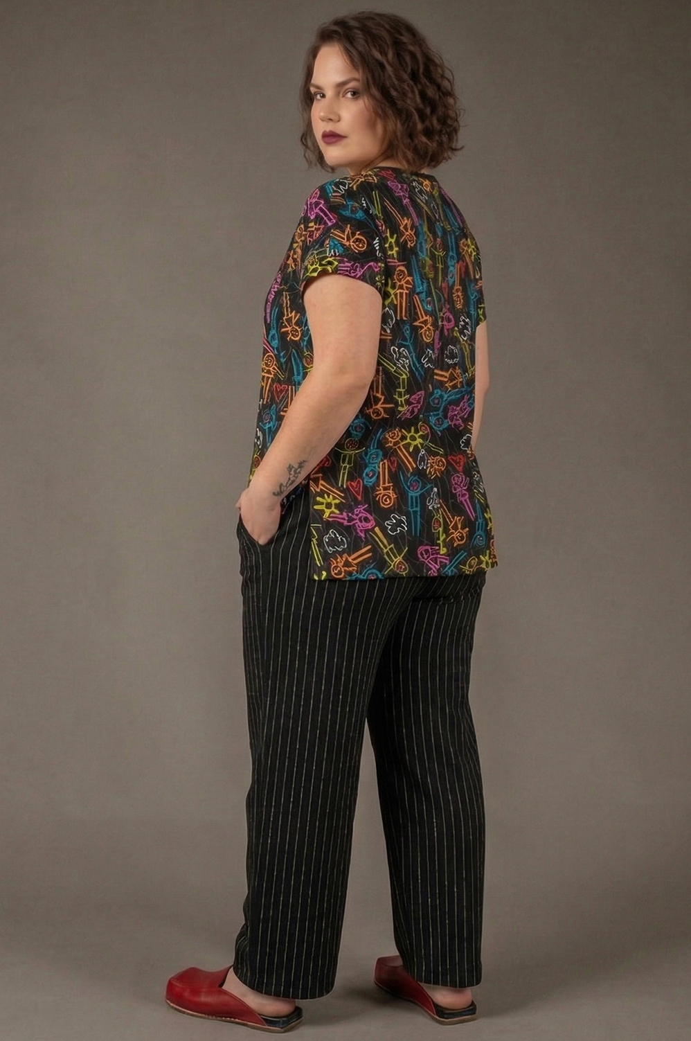 BLUSA PLUS SIZE SOLTINHA TIPO QUADRADA COM RECORTE NA BARRA