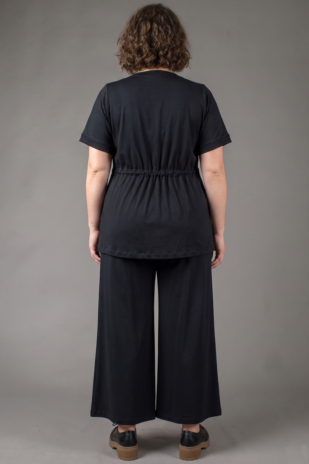 BLUSA PLUS SIZE, COM APLICAÇÃO ARTESANAL DE FLORES DE BOTÃO, BEM SOLTINHA, COM REGULAGEM NA CINTURA, DECOTE V E MANGA CURTA - Imagem 5