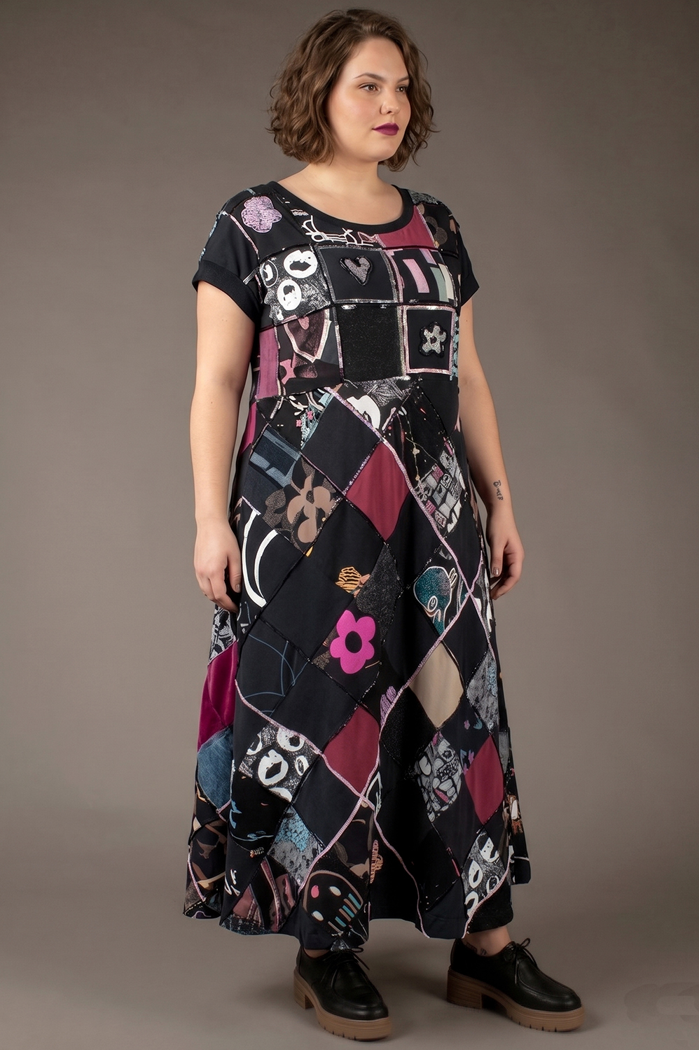 VESTIDO PLUS SIZE DE PATCHWORK, OVER MIDI, LINHA A, COM BOLSOS, DECOTE REDONDO, RECORTE EMBAIXO DO BUSTO E CUSTOMIZAÇÃO DE BORDADO DE LANTEJOULAS - Imagem 2
