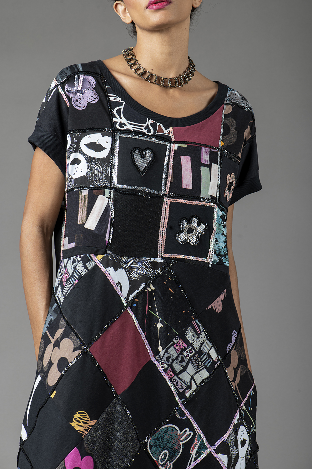 VESTIDO PLUS SIZE DE PATCHWORK, OVER MIDI, LINHA A, COM BOLSOS, DECOTE REDONDO, RECORTE EMBAIXO DO BUSTO E CUSTOMIZAÇÃO DE BORDADO DE LANTEJOULAS - Imagem 3