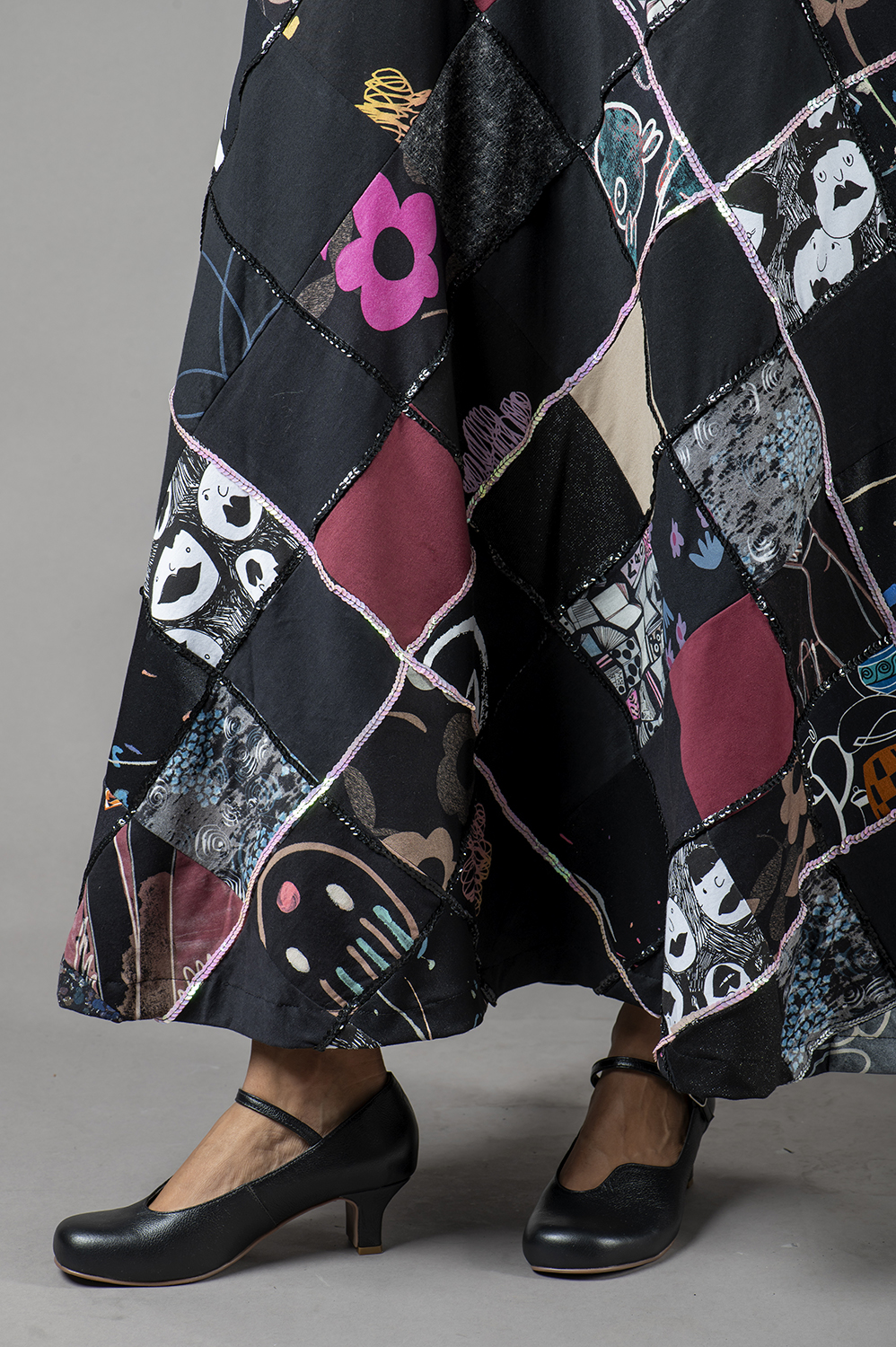 VESTIDO PLUS SIZE DE PATCHWORK, OVER MIDI, LINHA A, COM BOLSOS, DECOTE REDONDO, RECORTE EMBAIXO DO BUSTO E CUSTOMIZAÇÃO DE BORDADO DE LANTEJOULAS - Imagem 4