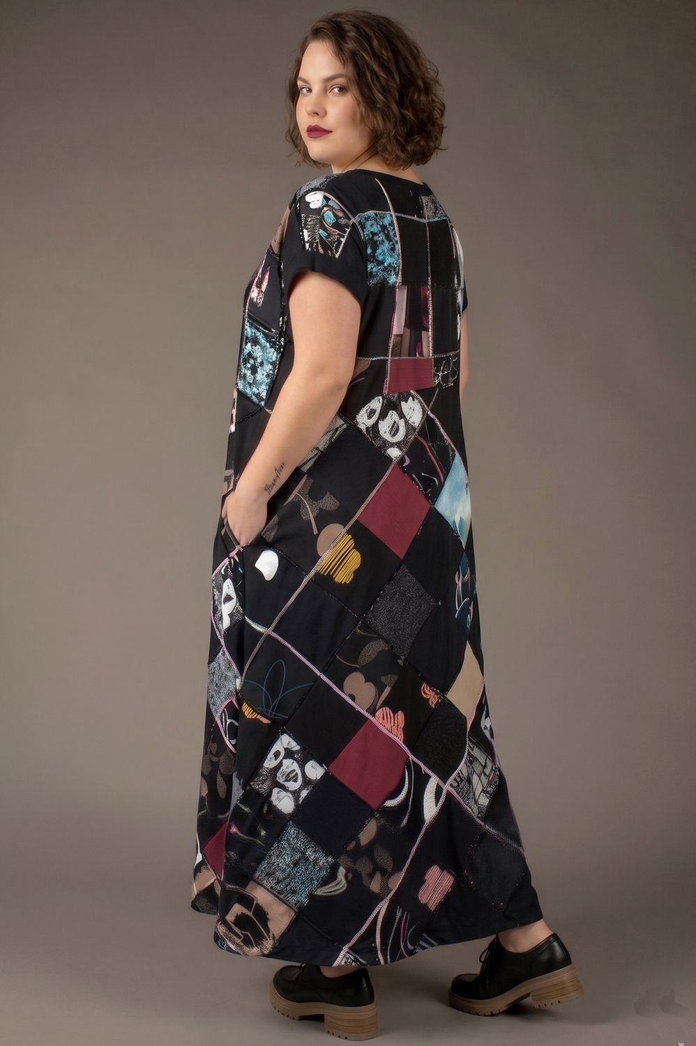 VESTIDO PLUS SIZE DE PATCHWORK, OVER MIDI, LINHA A, COM BOLSOS, DECOTE REDONDO, RECORTE EMBAIXO DO BUSTO E CUSTOMIZAÇÃO DE BORDADO DE LANTEJOULAS - Imagem 5