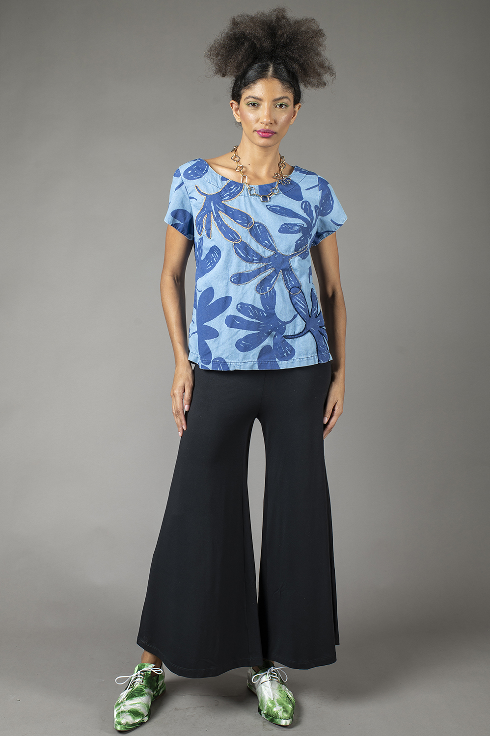 BLUSA RETA COM MANGA CURTA, DECOTE REDONDO, PENCES NO BUSTO E APLICAÇÃO ARTESANAL DE REBORDADO EM ALGUMAS FLORES