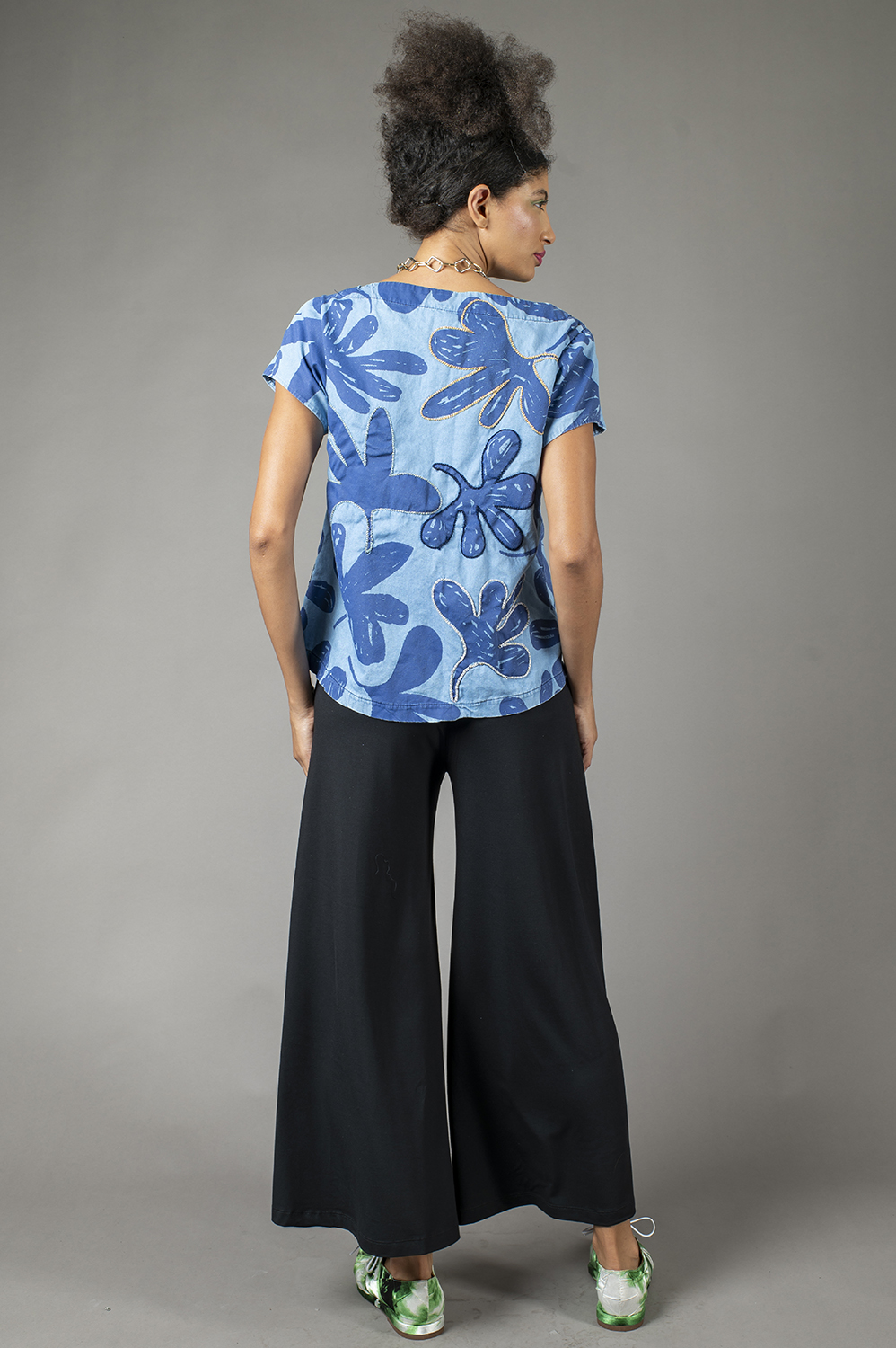 BLUSA RETA COM MANGA CURTA, DECOTE REDONDO, PENCES NO BUSTO E APLICAÇÃO ARTESANAL DE REBORDADO EM ALGUMAS FLORES - Imagem 3