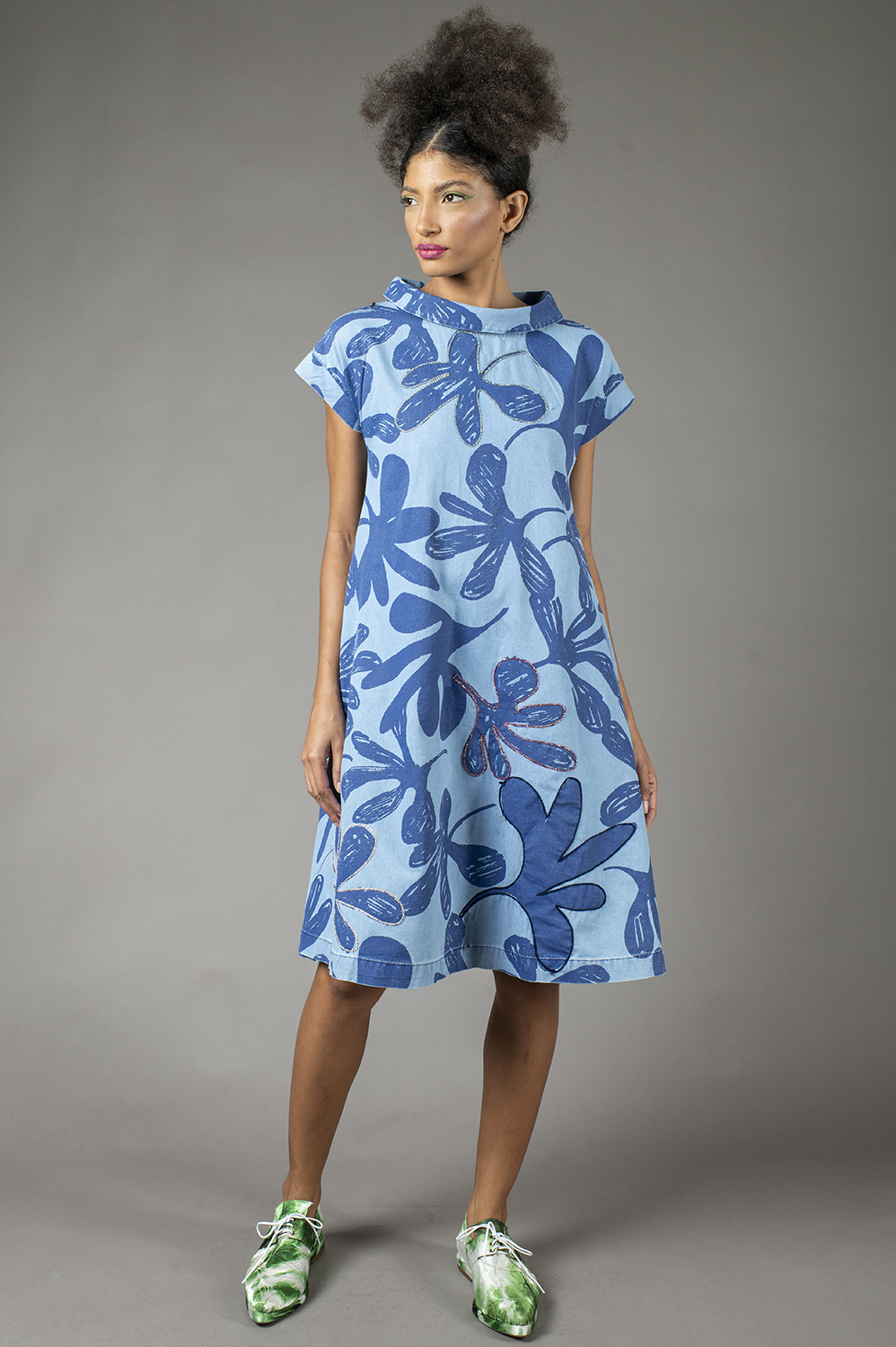 VESTIDO NO JOELHO, LINHA A, COM MANGA CURTA, DETALHE DE GOLA CHAMINÉ E APLICAÇÃO ARTESANAL DE REBORDADO EM ALGUMAS FLORES