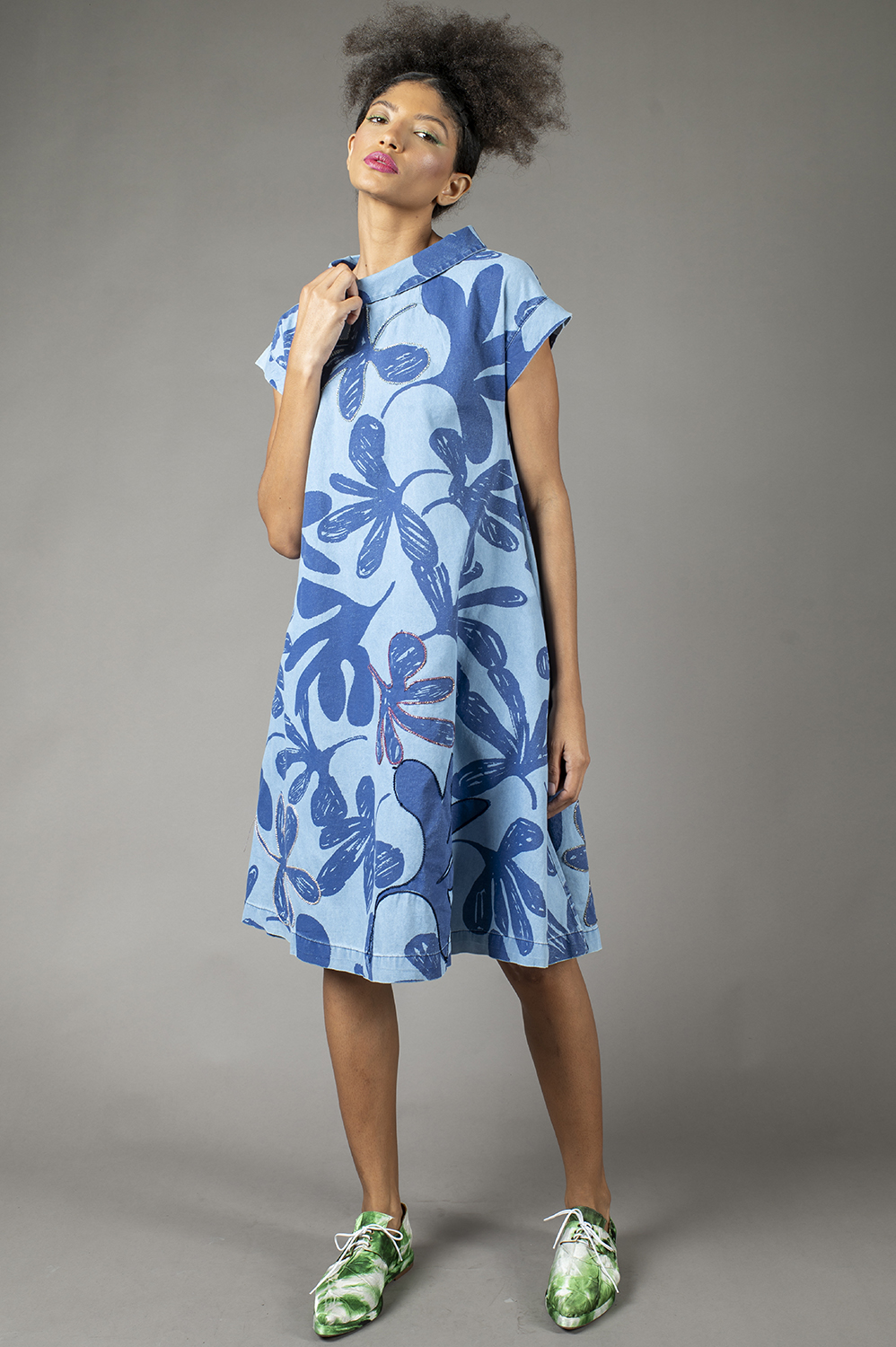 VESTIDO NO JOELHO, LINHA A, COM MANGA CURTA, DETALHE DE GOLA CHAMINÉ E APLICAÇÃO ARTESANAL DE REBORDADO EM ALGUMAS FLORES - Imagem 3