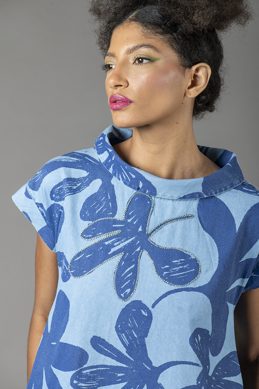 VESTIDO NO JOELHO, LINHA A, COM MANGA CURTA, DETALHE DE GOLA CHAMINÉ E APLICAÇÃO ARTESANAL DE REBORDADO EM ALGUMAS FLORES