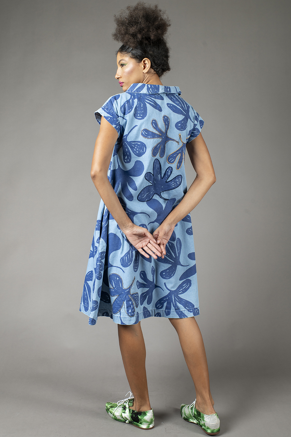 VESTIDO NO JOELHO, LINHA A, COM MANGA CURTA, DETALHE DE GOLA CHAMINÉ E APLICAÇÃO ARTESANAL DE REBORDADO EM ALGUMAS FLORES - Imagem 4