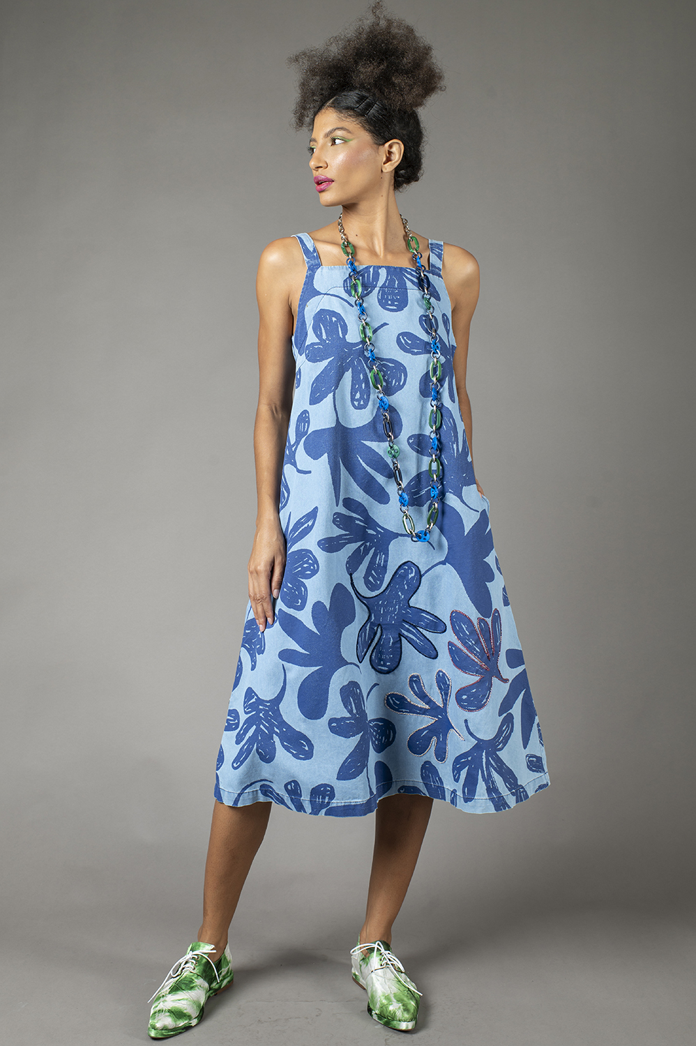 VESTIDO MIDI DE ALÇA, DECOTE RETO, LEVEMENTE LINHA A, COM BOLSOS E APLICAÇÃO ARTESANAL DE REBORDADO EM ALGUMAS FLORES