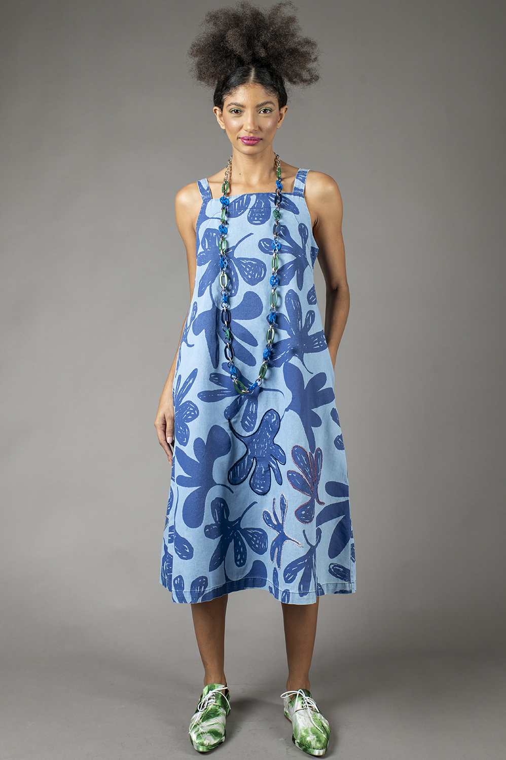 VESTIDO MIDI DE ALÇA, DECOTE RETO, LEVEMENTE LINHA A, COM BOLSOS E APLICAÇÃO ARTESANAL DE REBORDADO EM ALGUMAS FLORES
