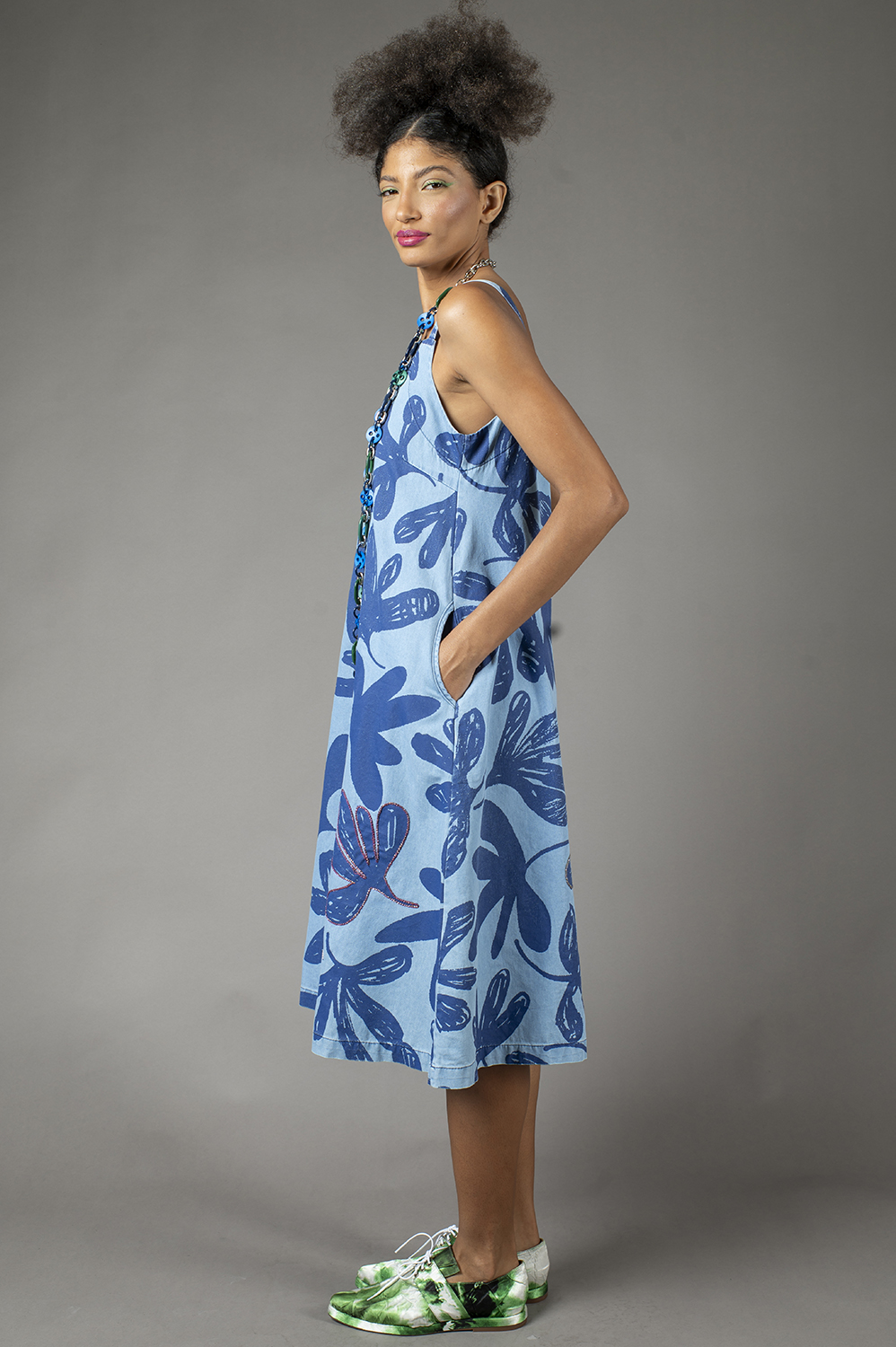 VESTIDO MIDI DE ALÇA, DECOTE RETO, LEVEMENTE LINHA A, COM BOLSOS E APLICAÇÃO ARTESANAL DE REBORDADO EM ALGUMAS FLORES - Imagem 4