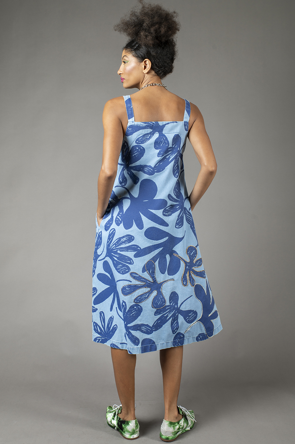 VESTIDO MIDI DE ALÇA, DECOTE RETO, LEVEMENTE LINHA A, COM BOLSOS E APLICAÇÃO ARTESANAL DE REBORDADO EM ALGUMAS FLORES - Imagem 6