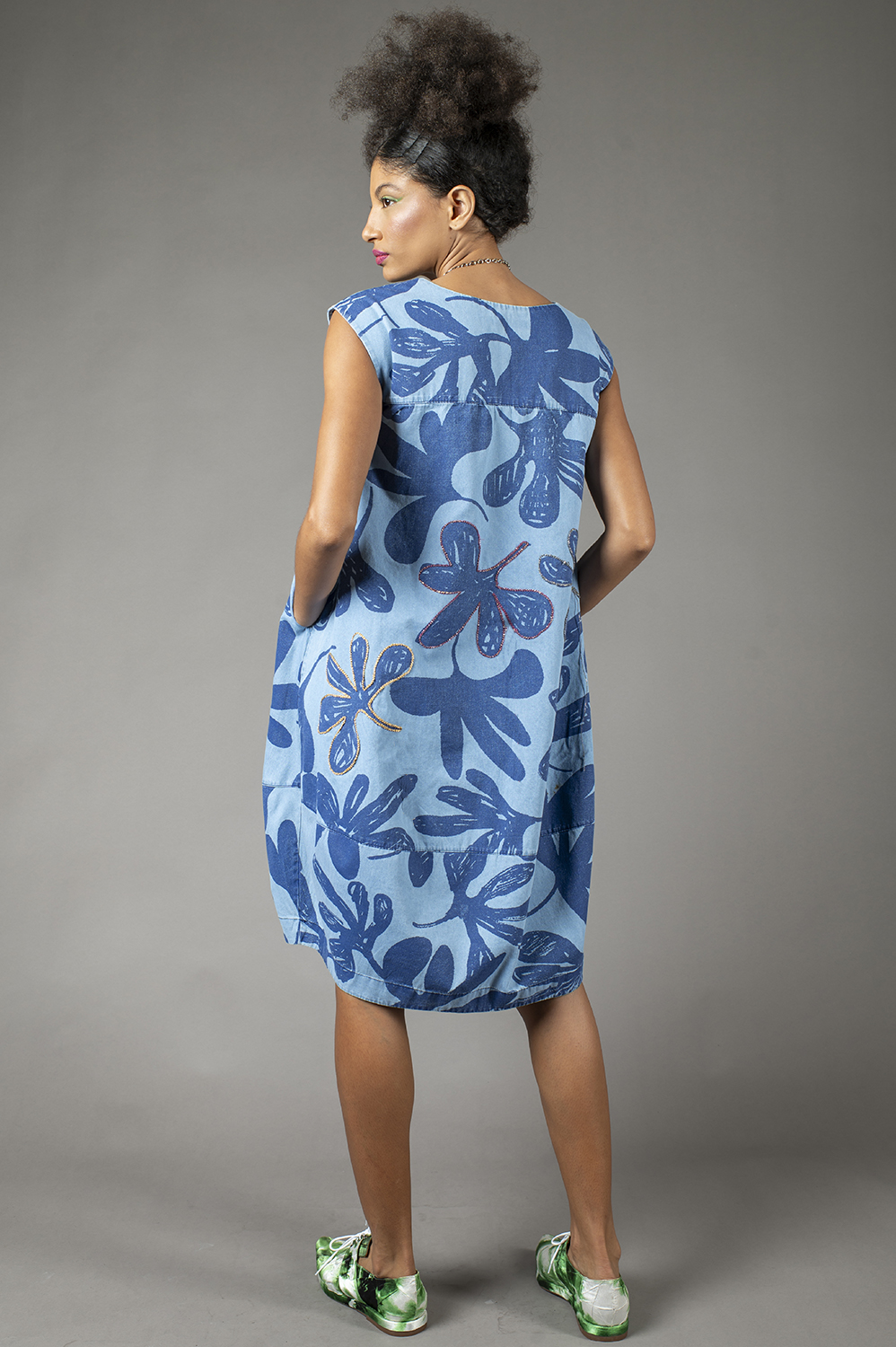 VESTIDO ARREDONDADO COM PALA, BARRADO GEOMÉTRICO E APLICAÇÃO ARTESANAL DE REBORDADO EM ALGUMAS FLORES - Imagem 5
