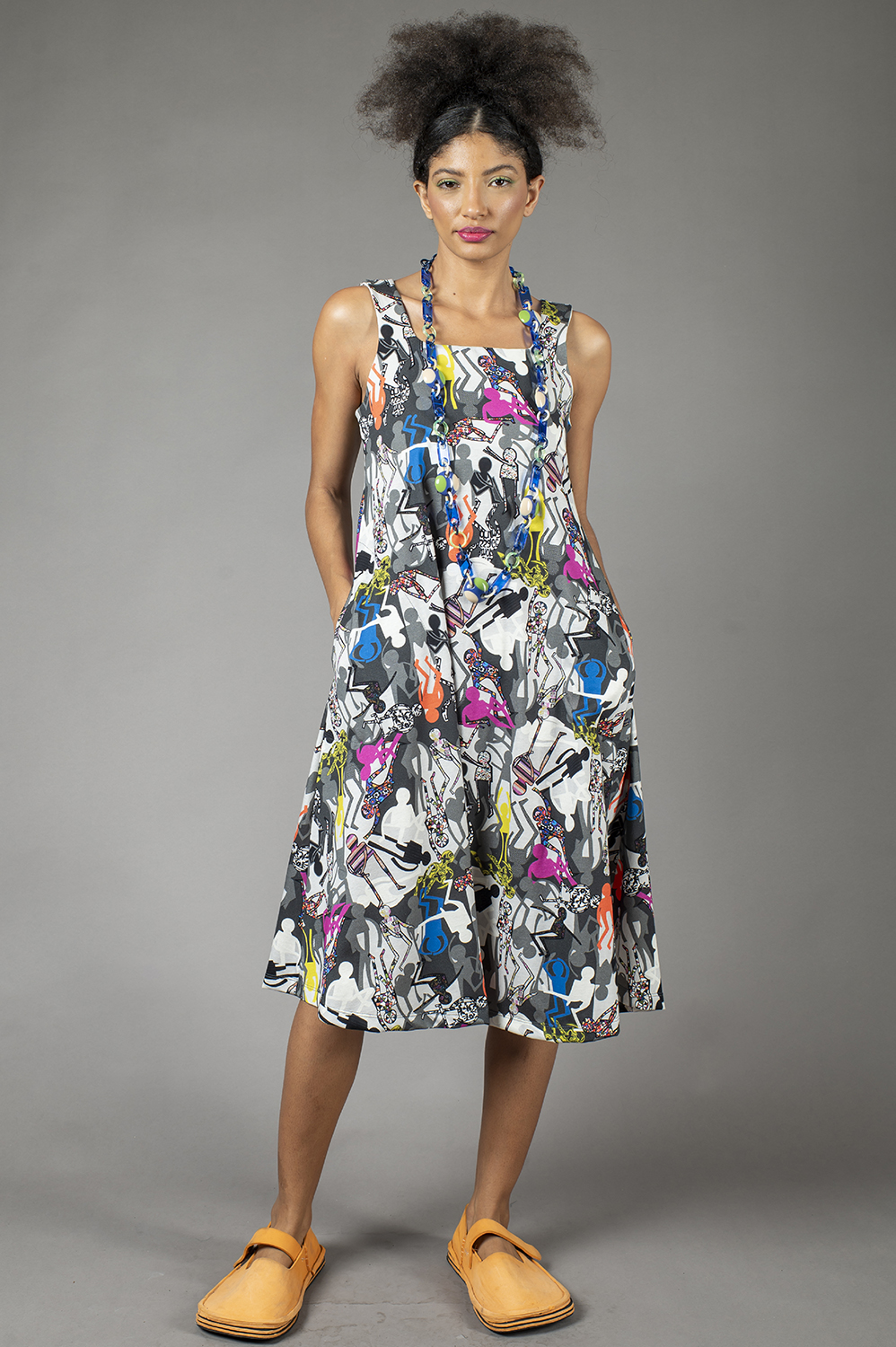 VESTIDO REGATA, COM DECOTE QUADRADO, LEVEMENTE LINHA A, ABAIXO DO JOELHO COM BOLSOS - Imagem 4