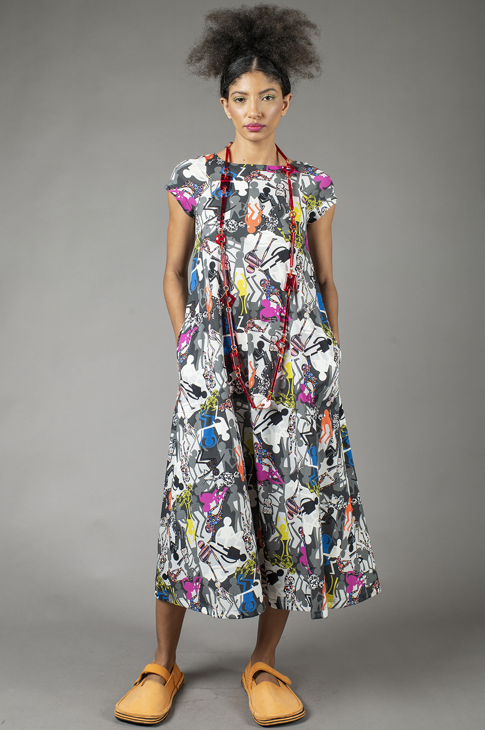 VESTIDO OVERMIDI LINHA A, COM DECOTE ALTO QUADRADO, MANGA CURTA E BOLSOS - Imagem 2