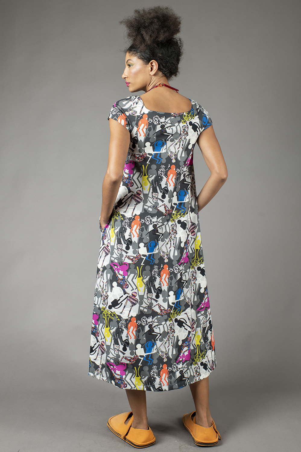 VESTIDO OVERMIDI LINHA A, COM DECOTE ALTO QUADRADO, MANGA CURTA E BOLSOS - Imagem 5