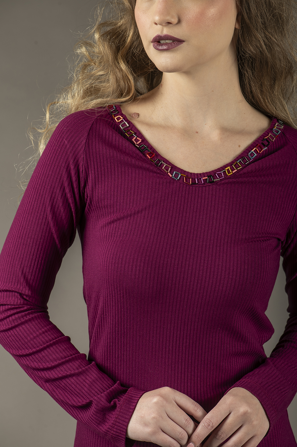 BLUSA COM APLICAÇÃO ARTESANAL DE VIDRILHOS, MAIS CERTINHA COM MANGA LONGA E DECOTE REDONDO - Imagem 2