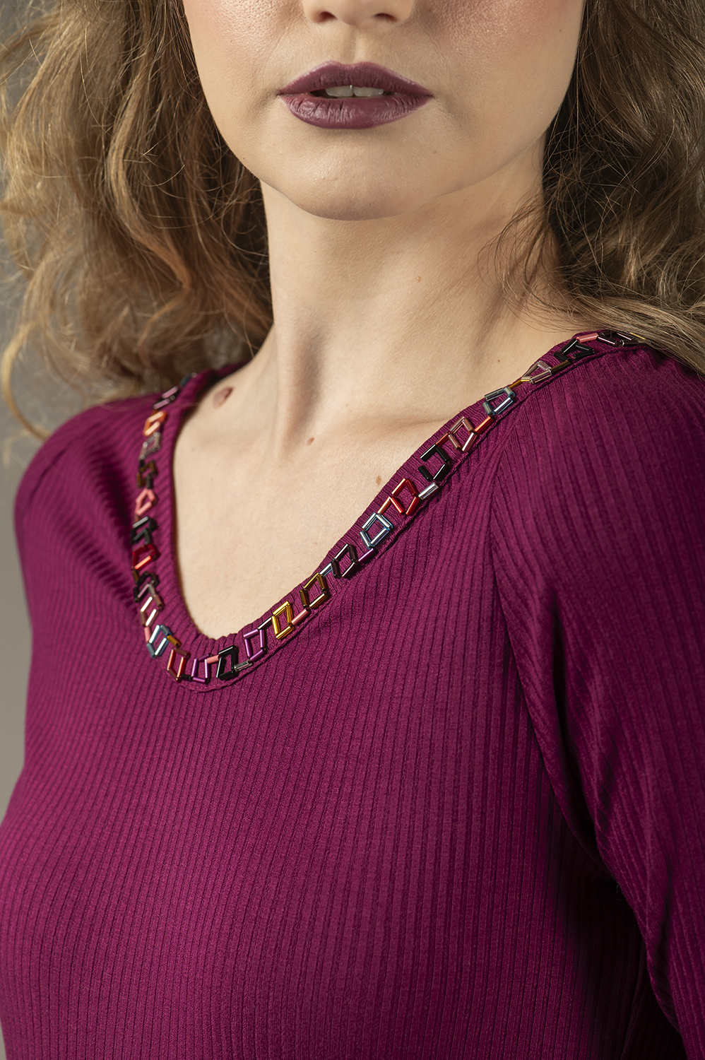BLUSA COM APLICAÇÃO ARTESANAL DE VIDRILHOS, MAIS CERTINHA COM MANGA LONGA E DECOTE REDONDO - Imagem 4