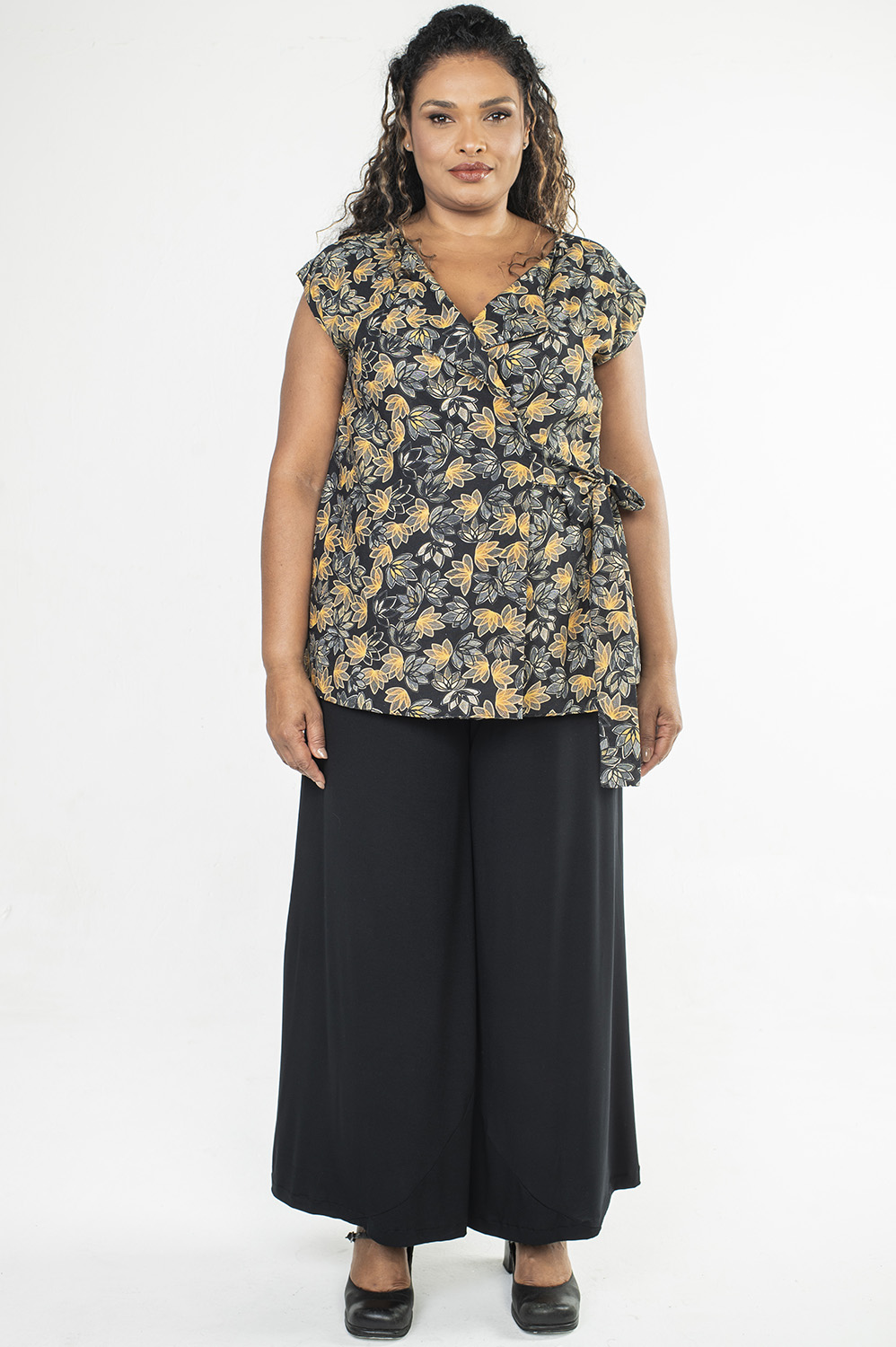 REGATA PLUS SIZE TRESPASSADA, COM AMARRAÇÃO LATERAL E DETALHE DE GOLA QUE VIRA - Imagem 2