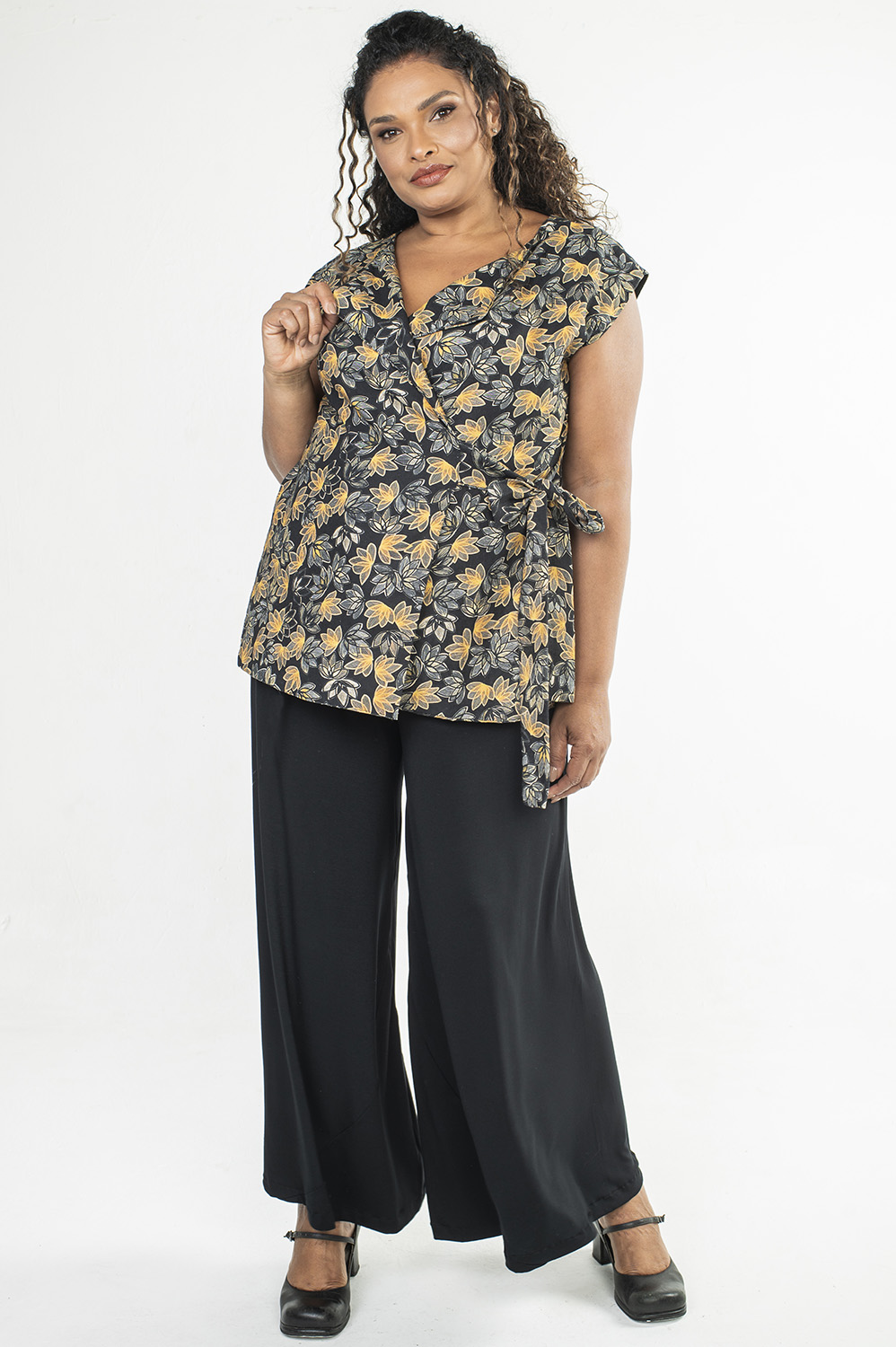 REGATA PLUS SIZE TRESPASSADA, COM AMARRAÇÃO LATERAL E DETALHE DE GOLA QUE VIRA - Imagem 3