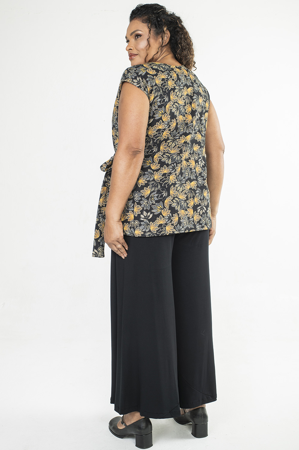 REGATA PLUS SIZE TRESPASSADA, COM AMARRAÇÃO LATERAL E DETALHE DE GOLA QUE VIRA - Imagem 4