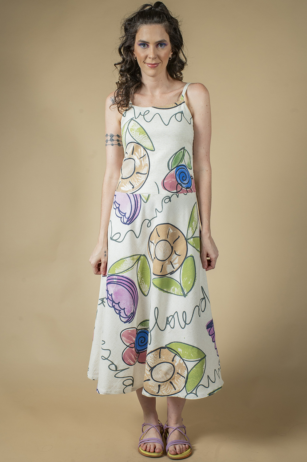 VESTIDO PINTADO À MÃO MIDI DE ALCINHA COM RECORTE ABAIXO DA CINTURA