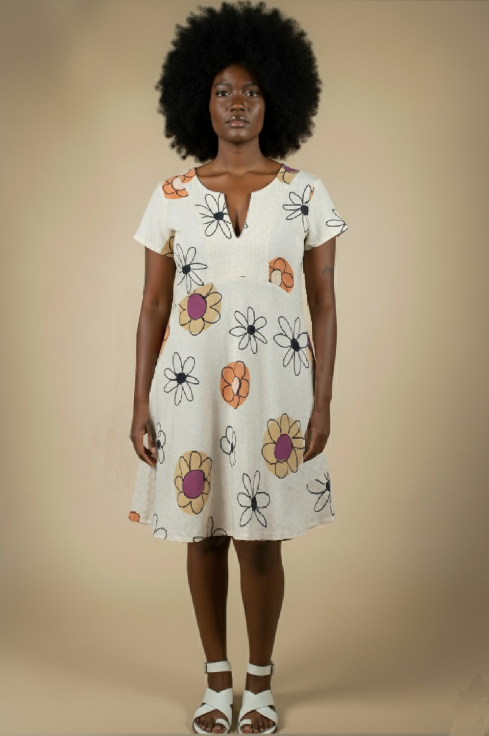VESTIDO PLUS SIZE NO JOELHO, DE MANGA CURTA, COM RECORTE ABAIXO DO BUSTO E DETALHE DE FENDA SUAVE NO DECOTE