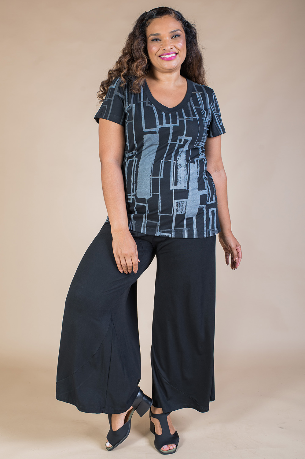 BLUSA PLUS SIZE DE MANGA CURTA E DEVOTE V - Imagem 3
