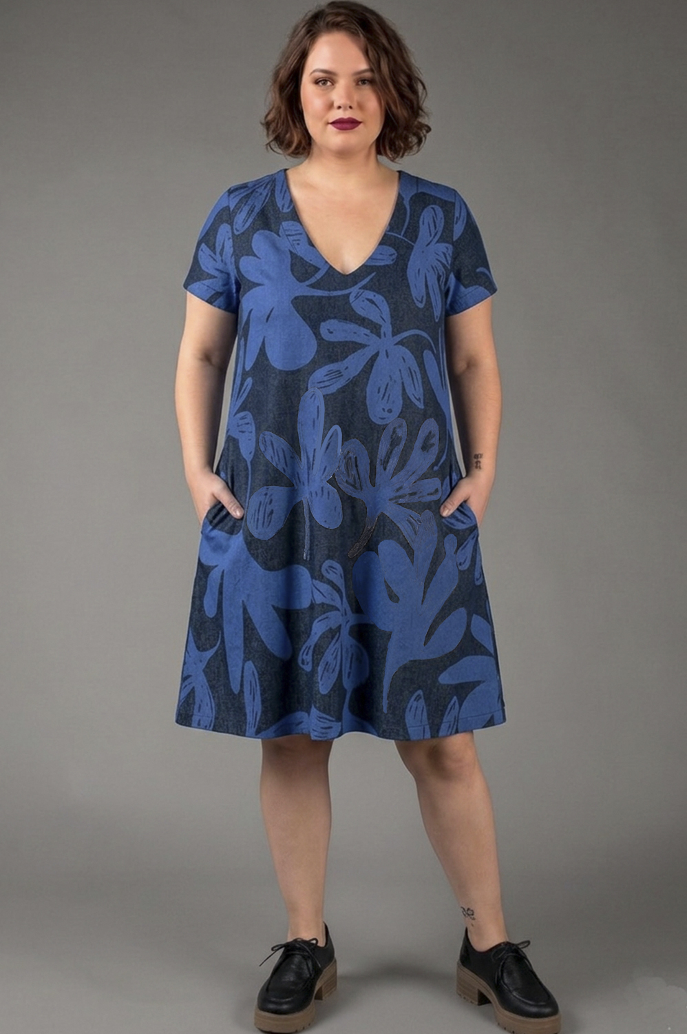 VESTIDO PLUS SIZE LINHA A, COM DECOTE V, BOLSOS, MANGA CURTA