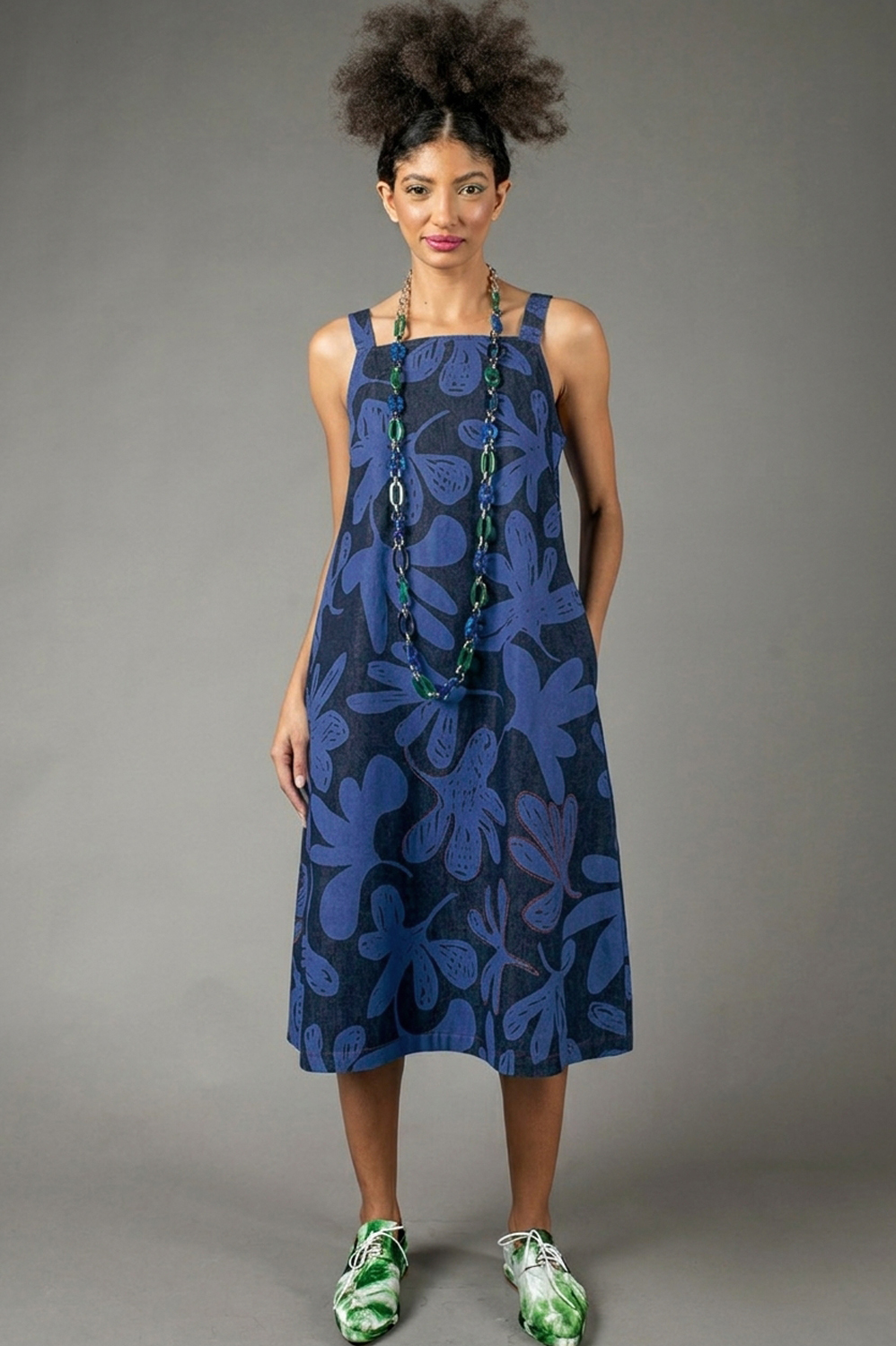 VESTIDO MIDI DE ALÇA, DECOTE RETO, LEVEMENTE LINHA A, COM BOLSOS