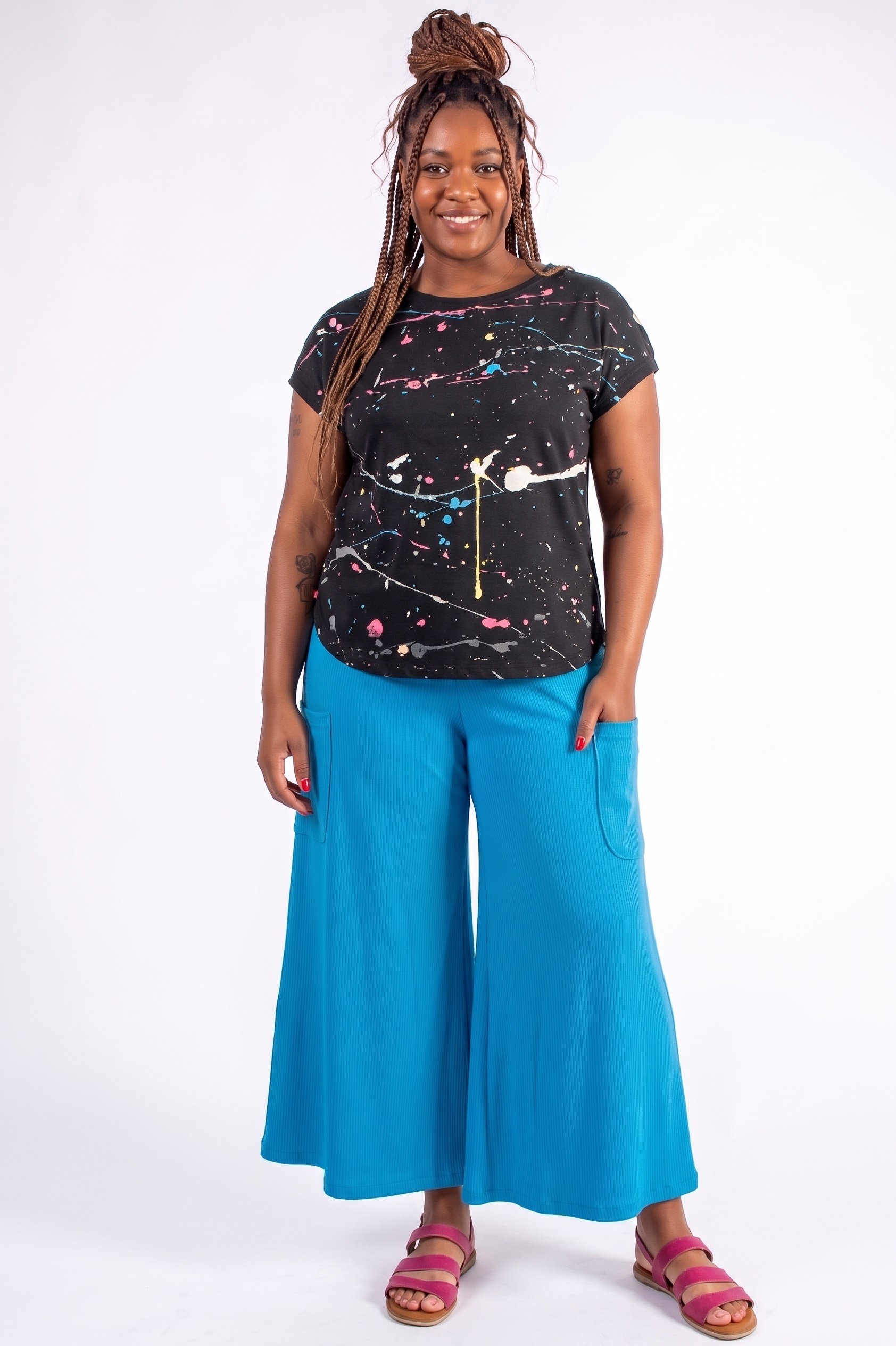 BLUSA PLUS SIZE PINTADA À MÃO, SOLTINHA, COM MANGA JAPONESA, DECOTE REDONDO E LEVES FENDAS LATERAIS