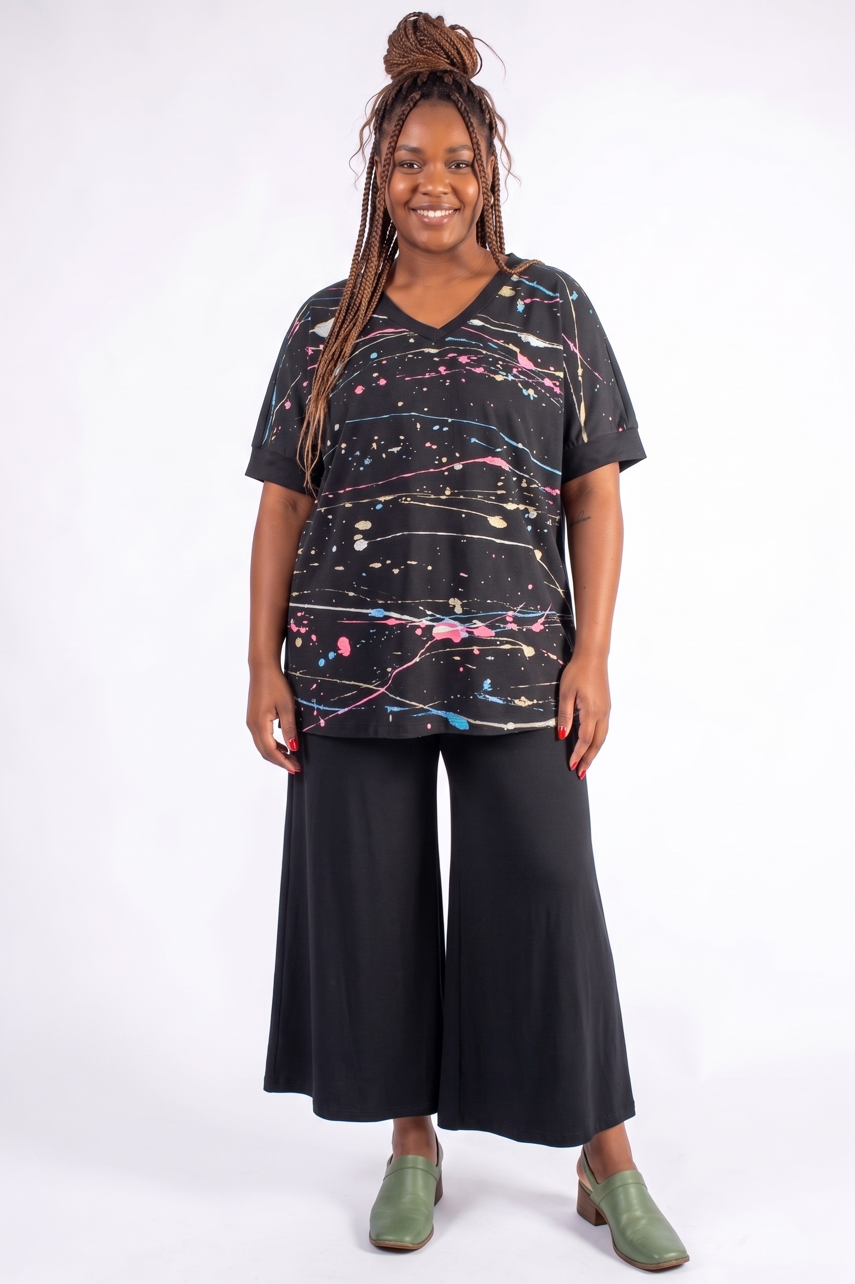 BLUSA PLUS SIZE PINTADA À MÃO, SOLTONA COM DECOTE V E DETALHE DE FRANZIDO NAS COSTAS