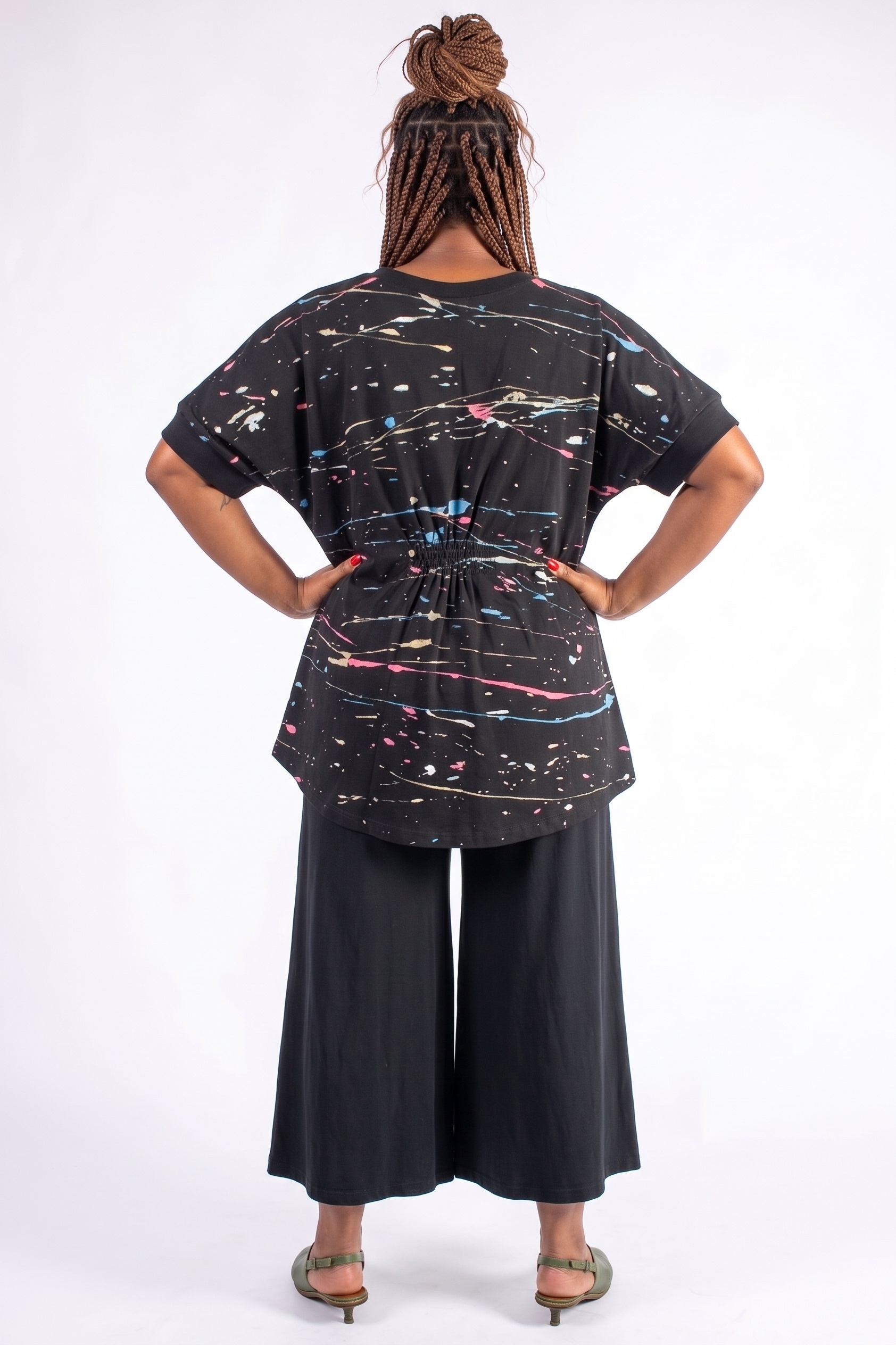 BLUSA PLUS SIZE PINTADA À MÃO, SOLTONA COM DECOTE V E DETALHE DE FRANZIDO NAS COSTAS