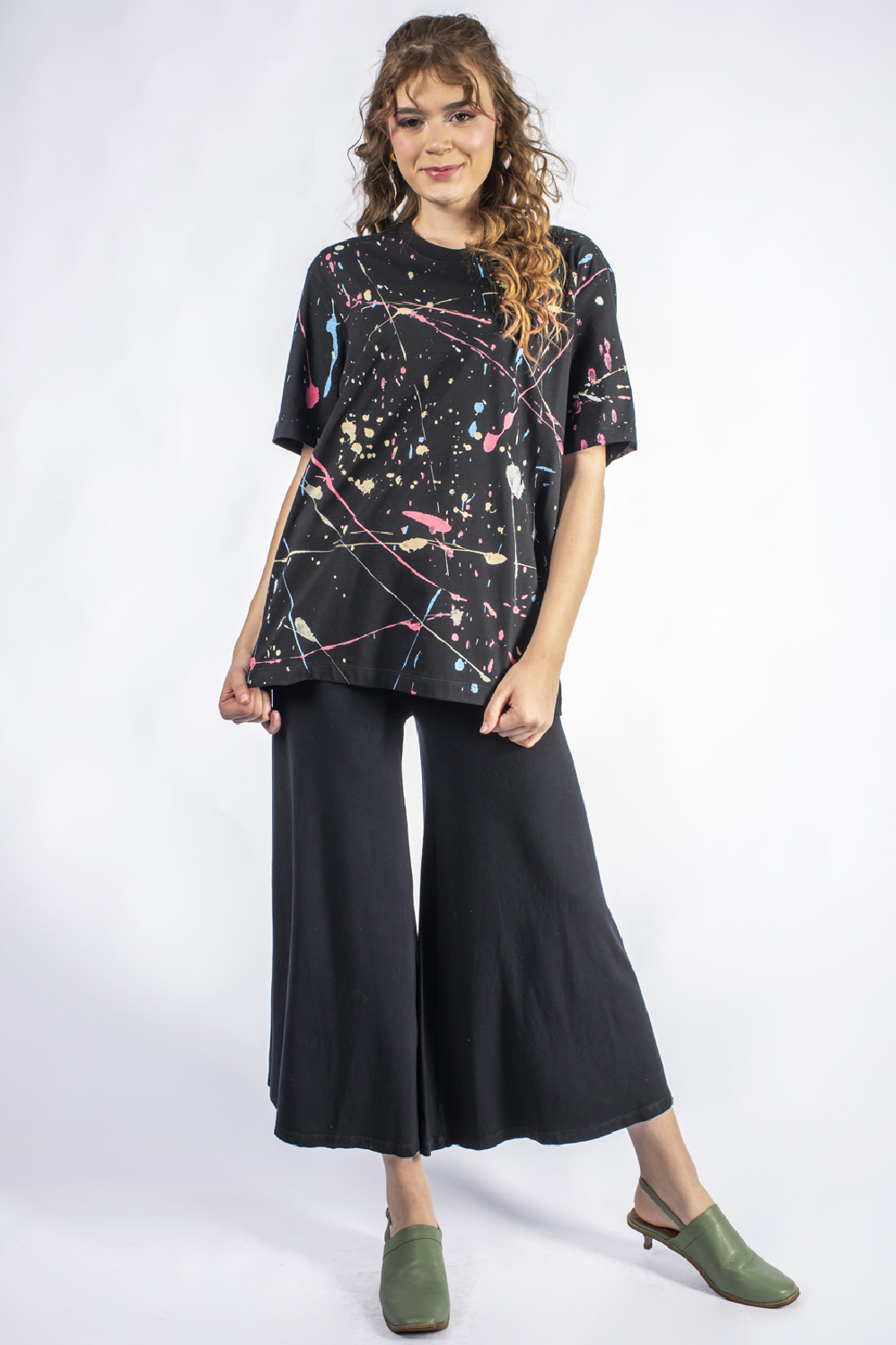 BLUSA TIPO T-SHIRT PINTADA À MÃO DE MANGA CURTA E DECOTE REDONDO