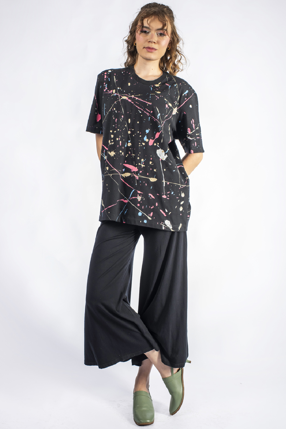 BLUSA TIPO T-SHIRT PINTADA À MÃO DE MANGA CURTA E DECOTE REDONDO