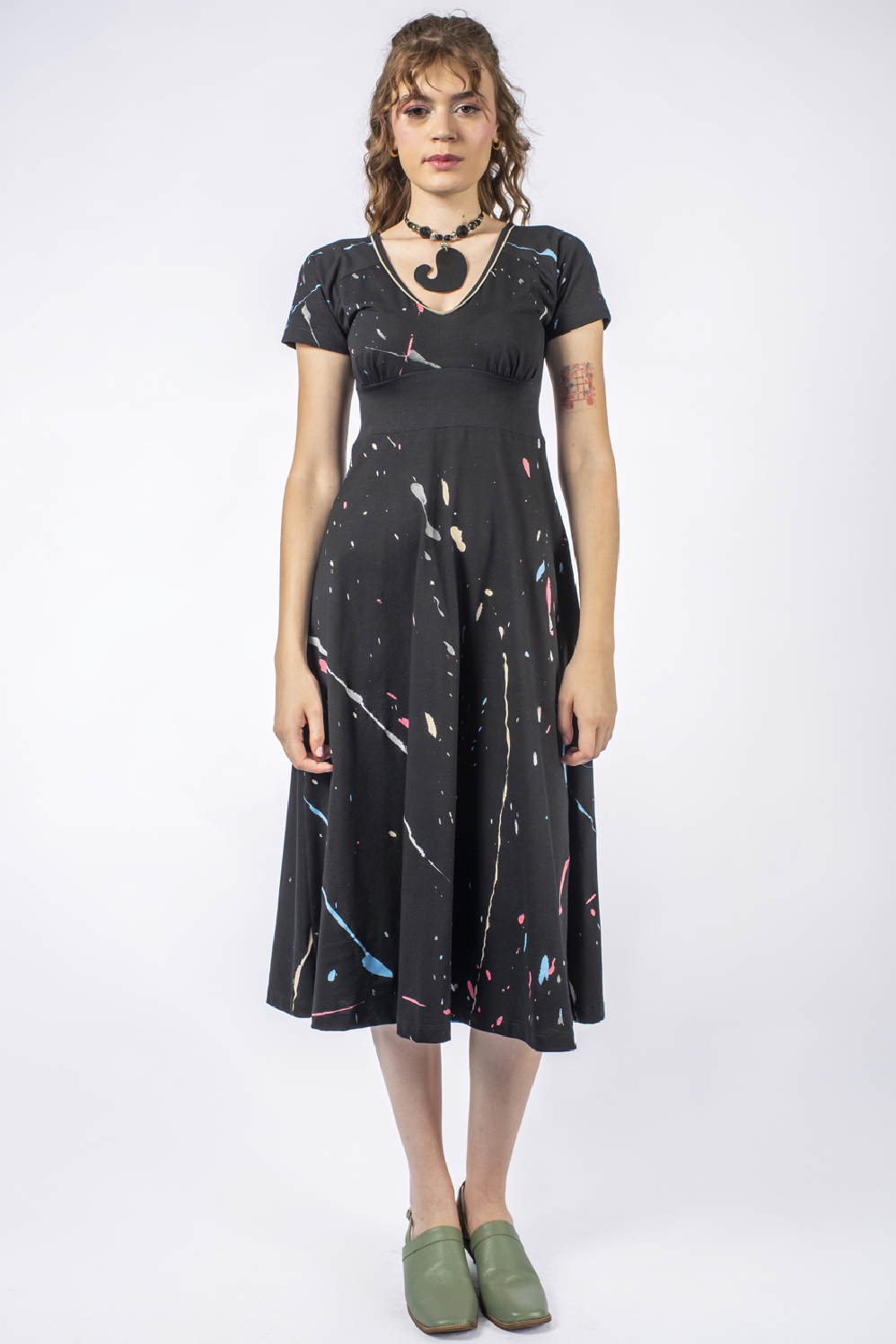 VESTIDO PINTADO À MÃO MIDI COM RECORTE DE RIBANA NA CINTURA, MANGA RAGLAN E SAIA GODE