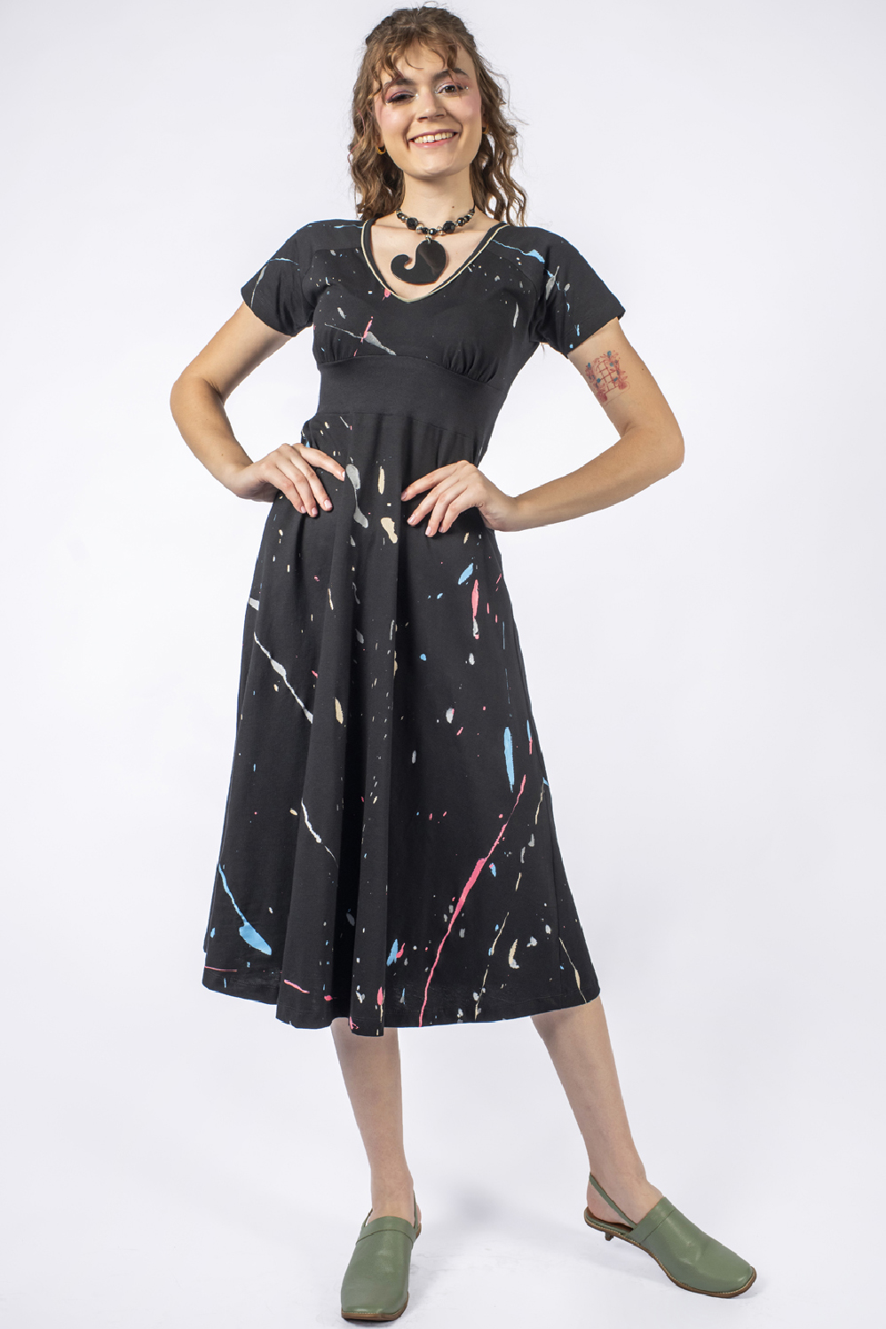 VESTIDO PINTADO À MÃO MIDI COM RECORTE DE RIBANA NA CINTURA, MANGA RAGLAN E SAIA GODE